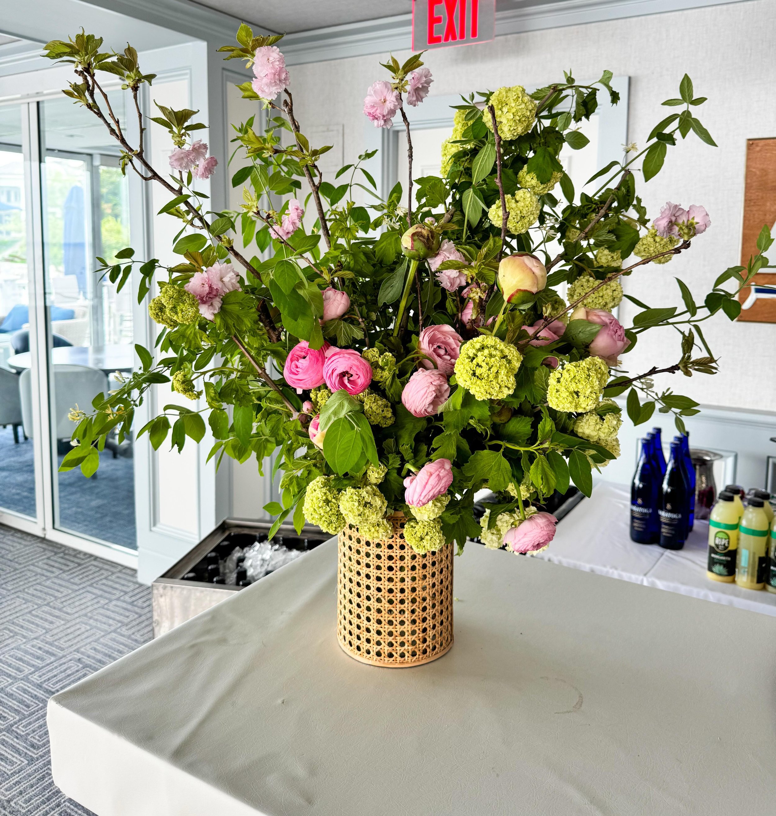 Springy florals for today&rsquo;s @greenwichhistory Spring Fete at @bellehavenclub. 

#bloomcraft #peonyseason #springflorals