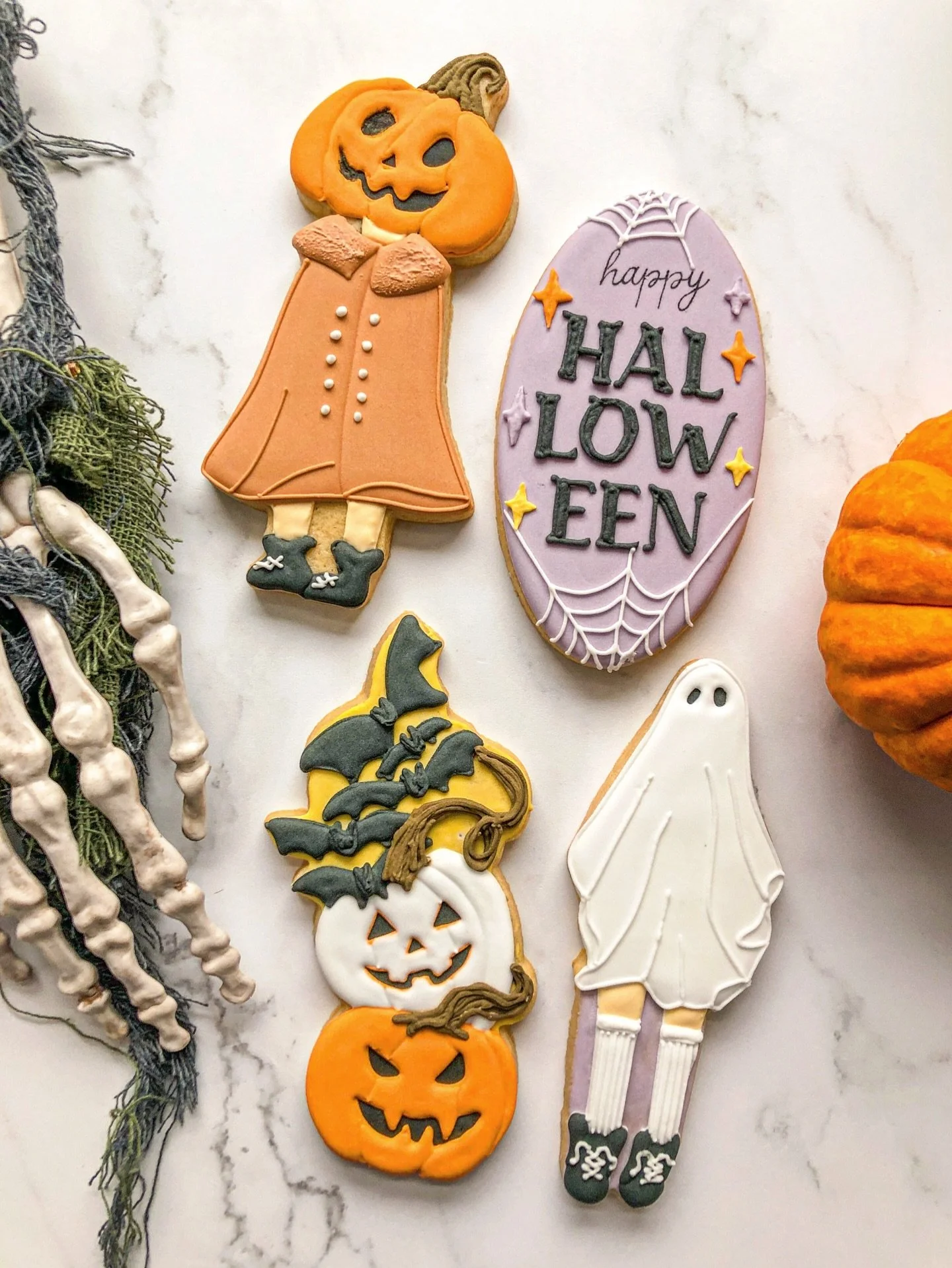 We are just 1 week from Halloween! Pretty weird considering yesterday was Labor Day 😆👻🎃 Happy Friday, friends 🖤