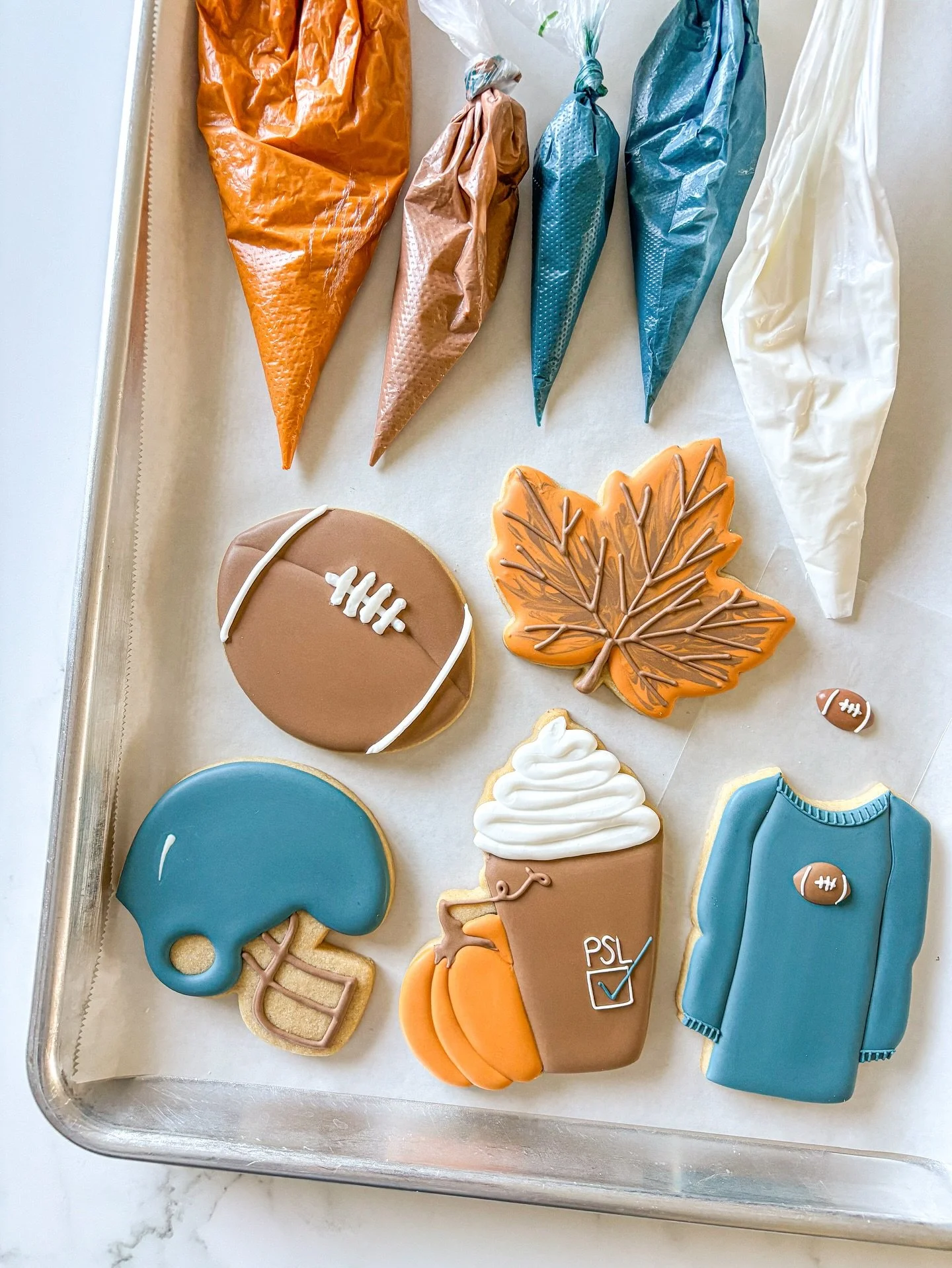 FALL FOR THE GAME 🍂🏈 We are just 10 days away from this fun cookie decorating class at @murraysfools 🍁 We’ll be decorating these 5 cookie designs together step-by-step, while sipping on local craft cocktails 🍹 If you’re looking to lea