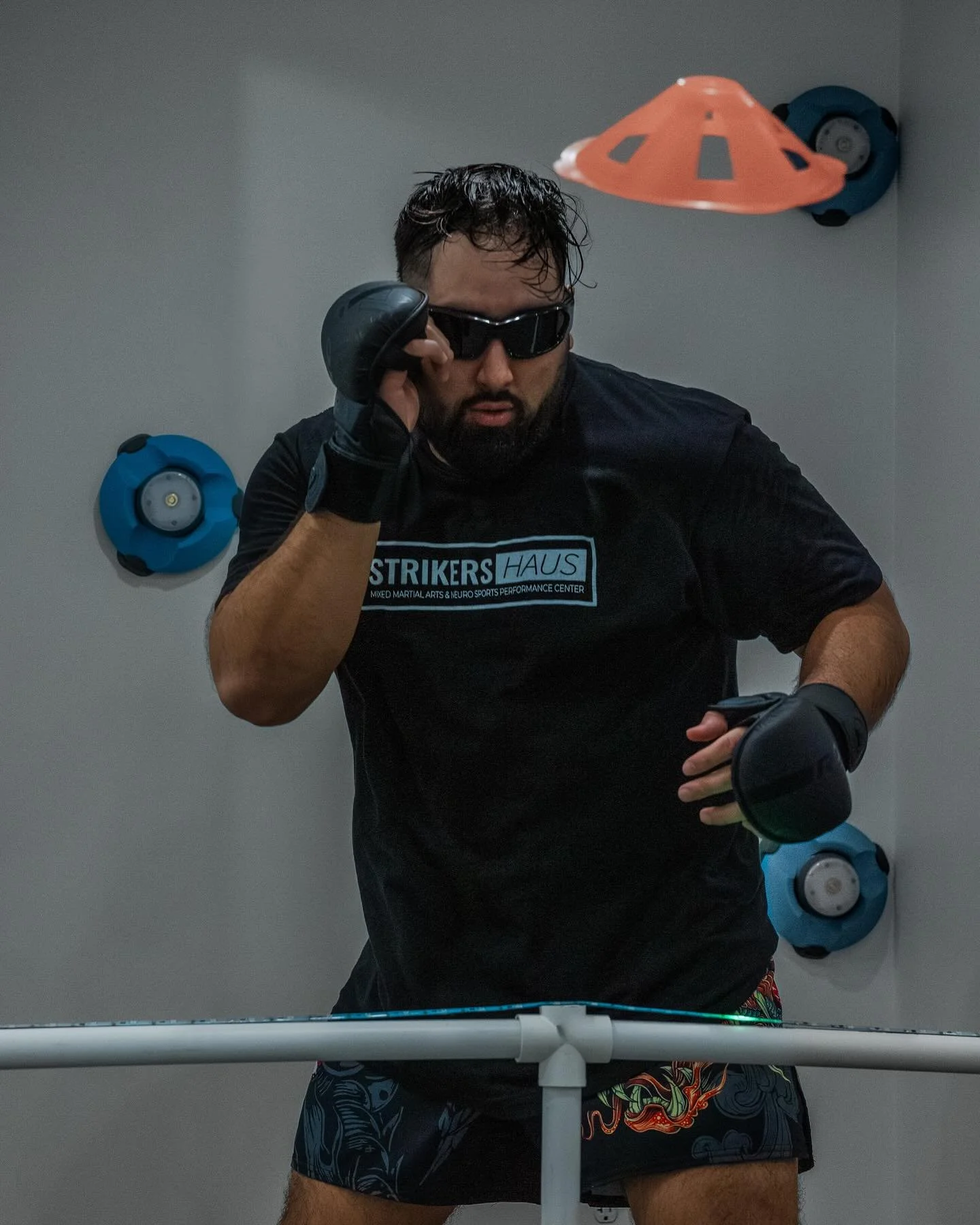 In this HAUS we train differently. Far from typical 🥊🧠 impairing your vision with our strobe eyewear while avoiding incoming objects allows for improved senses, balance, coordination, awareness and reaction efficiency under pressure. #strikershaus 