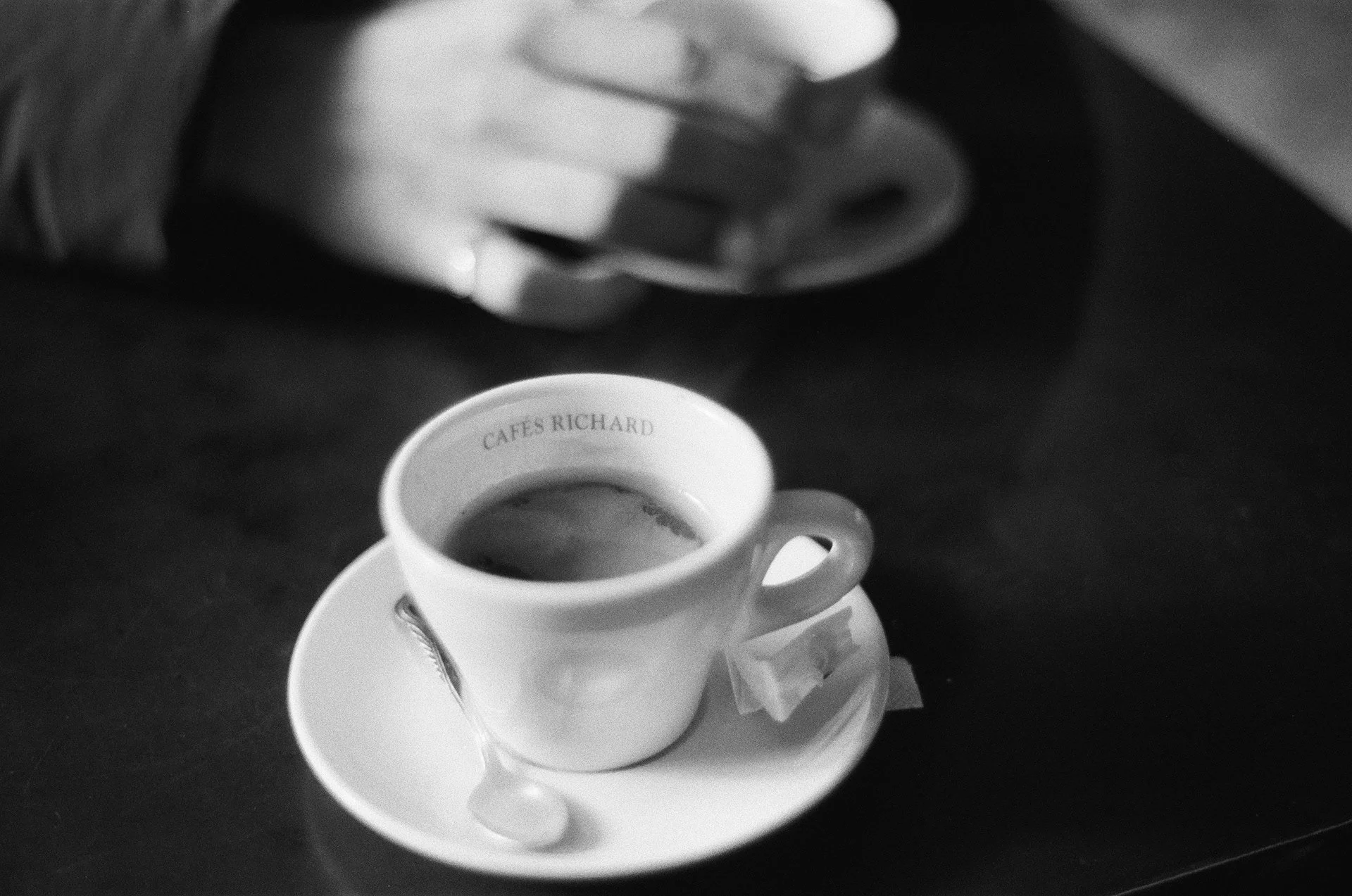 Deux cafés s'il vous plait, Paris, 2022, Caroline Le Com