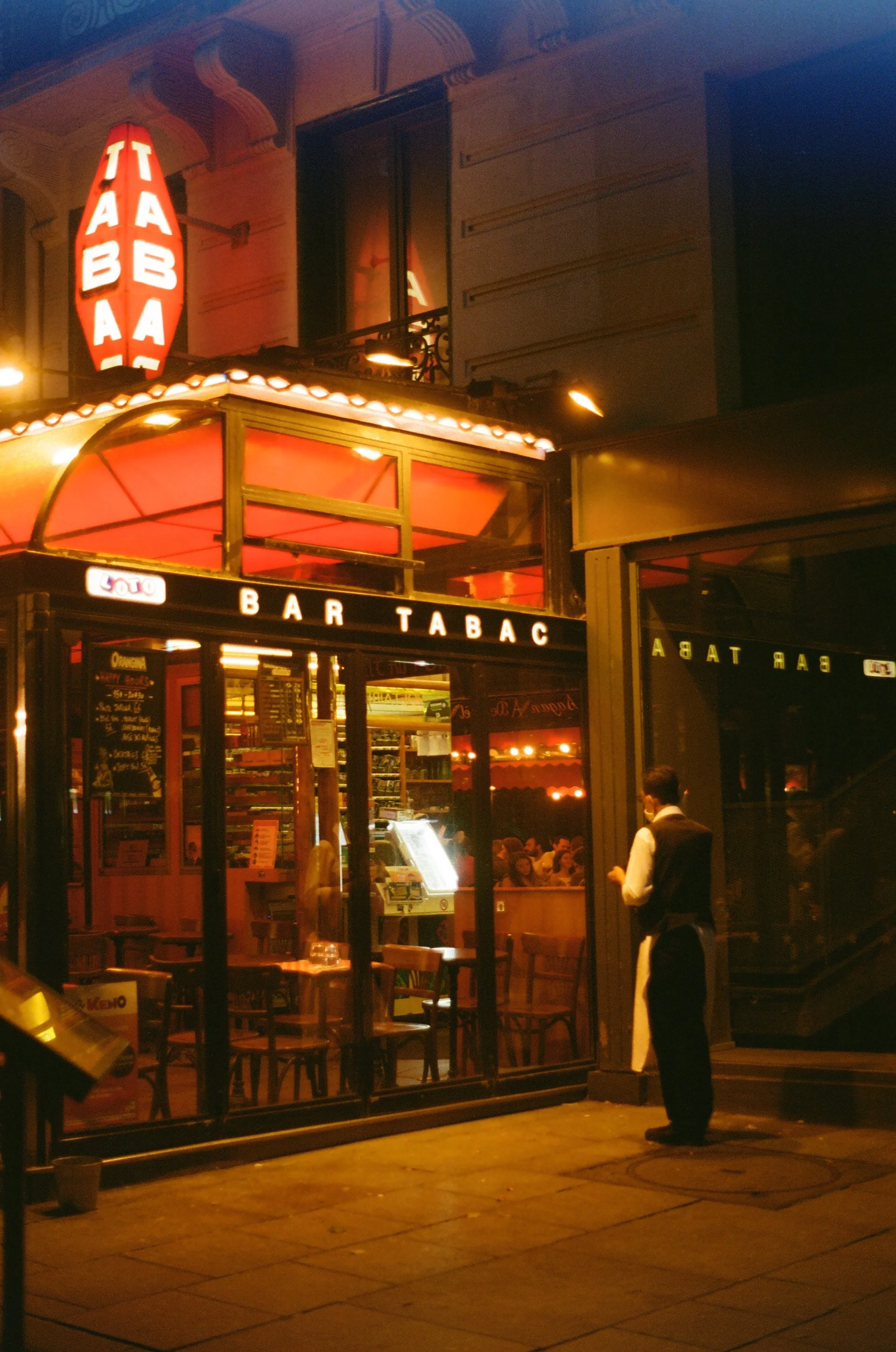 Le garçon de café, Paris, Caroline Le Com, 2022