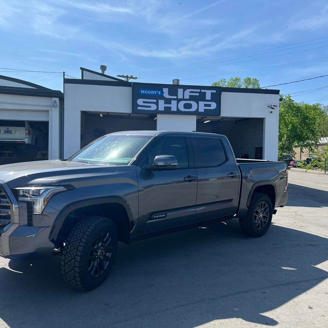 23 Toyota Tundra w/ 1.75&quot; Rough Country Level Kit, Nitto Recon Grappler and Matched the Front to back window tint!

#trucknation #moodystire #4x4 #overlanding #trucklife #trucksofinstagram #offroad #trucksdaily #nicetruck #overland #offroading #