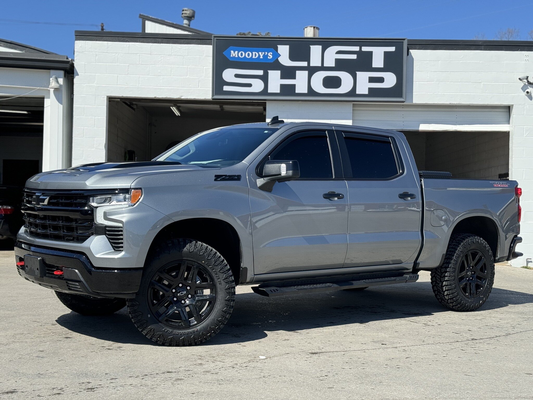 🛻 '23 Chevy 1500 Trail Boss from the Shop: 
- 2.5&rdquo; Zone Leveling Kit with Upper Control Arms 
- 35x11.50r20 Tires on Factory Rims 
- Rough Country Running Boards 
- Window Tint, match front to back 

📍Moody's Lift Shop