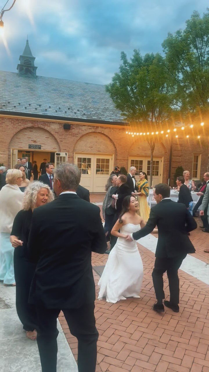 When the local fauna tries to steal the show 🦚😍 what a beautiful venue and evening celebrating Tom and Marina! Thanks so much for having us and congratulations 💛