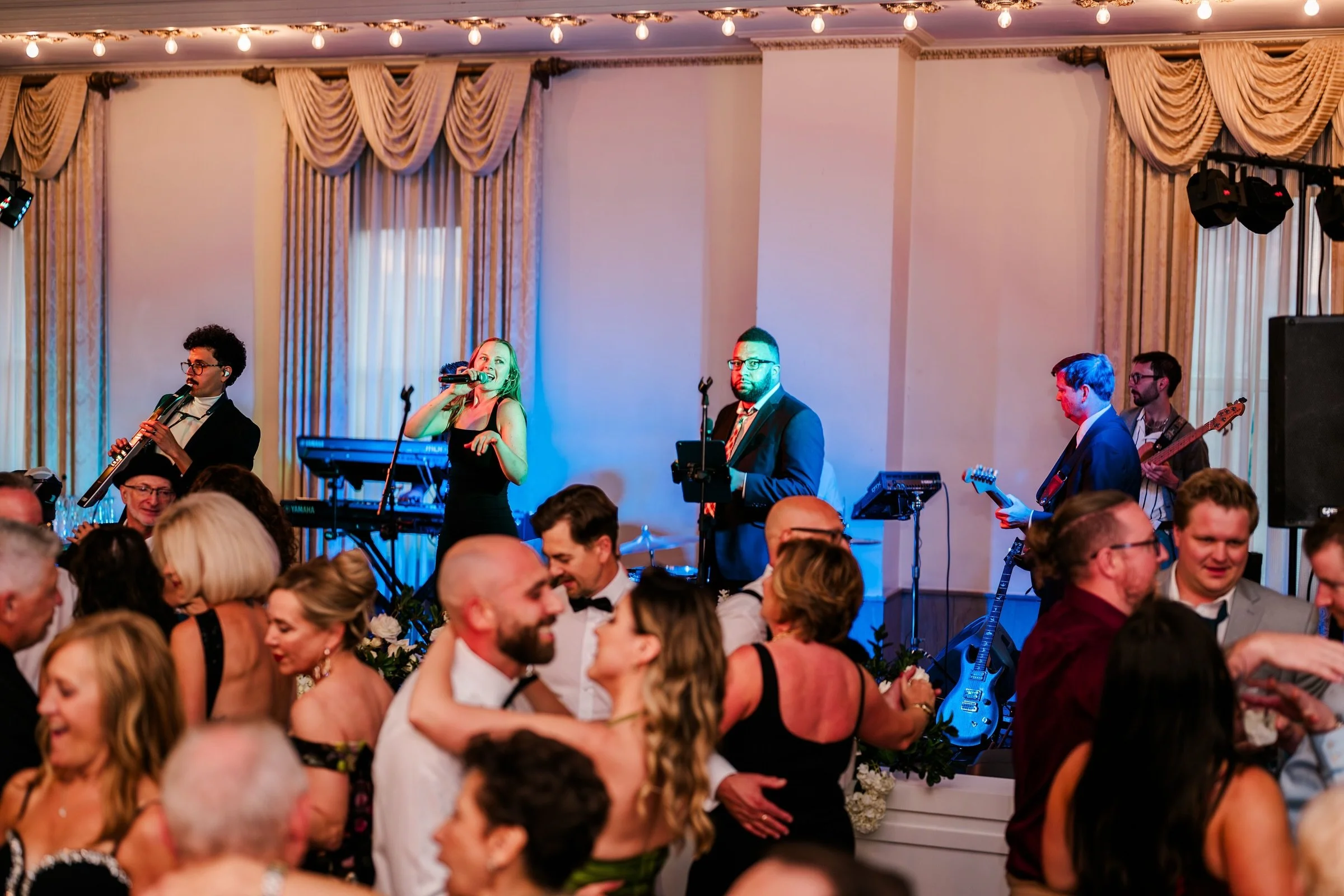 DANCE VIBES at @thewestincolumbus last Saturday celebrating Shaina &amp; Joe 🕺🏼🪩✨ thanks so much for having us!!