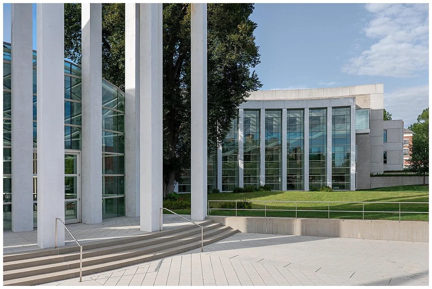 Light-Flooded Civic Form: The Federal Courthouse in Springfield ...