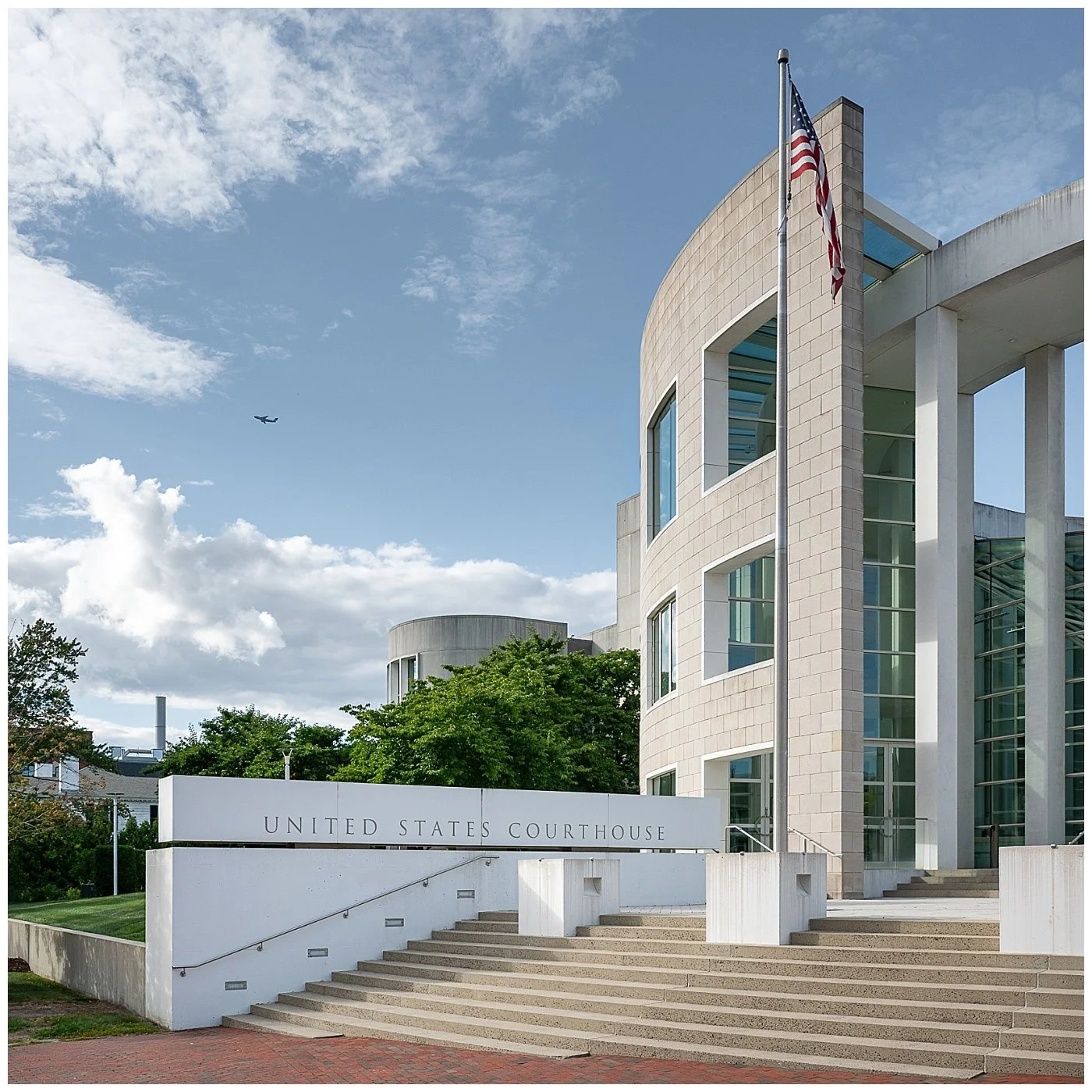 Light-Flooded Civic Form: The Federal Courthouse in Springfield ...