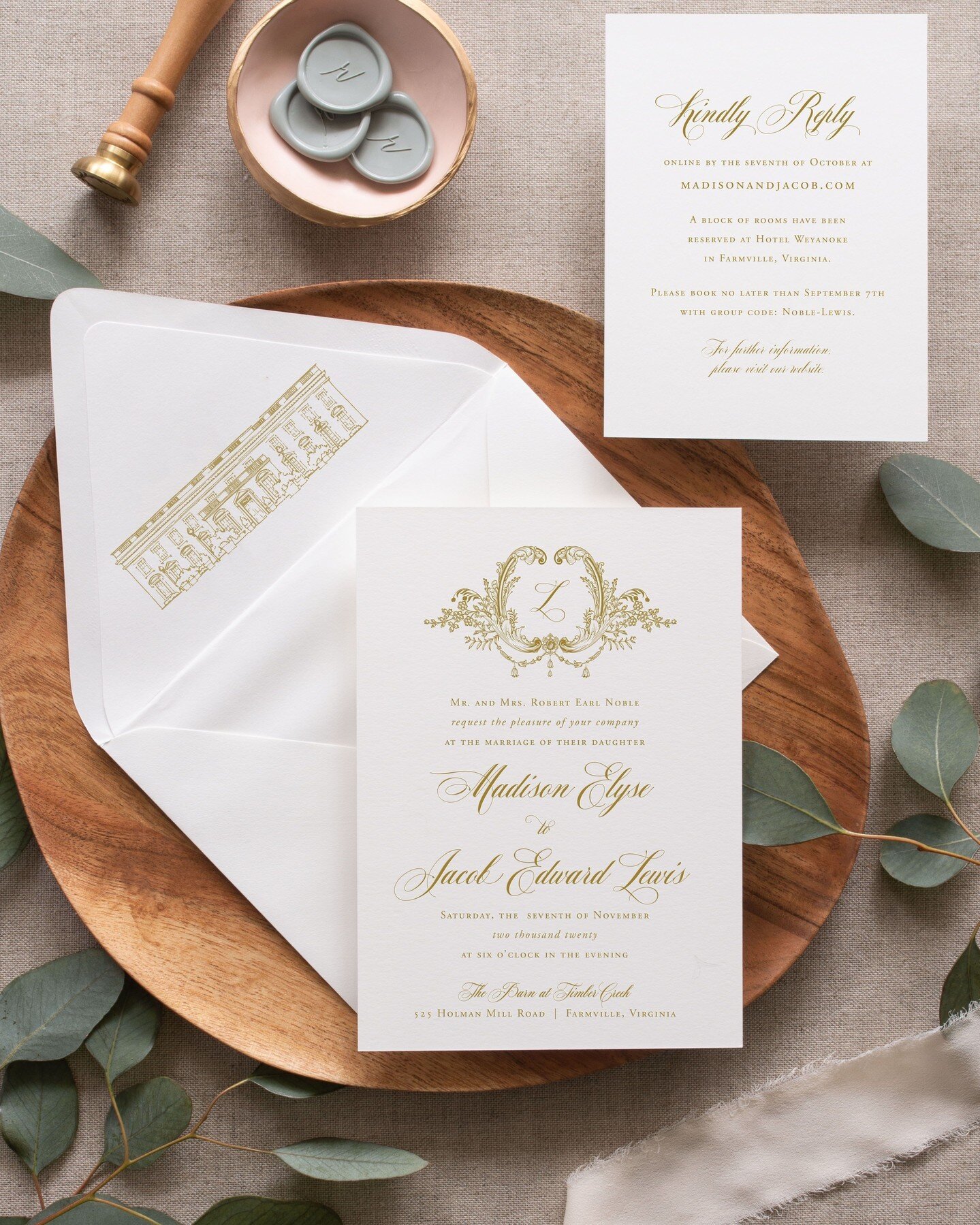 👀⁣
Collection: Madison, 3-PC Suite⁣
⁣⁣⁣Print Method: Foil⁣⁣⁣
Paper: Ivory⁣⁣⁣⁣
Ink/Foil: Gold⁣
Embellishments: Guest Addressing, Envelope Liner⁣⁣⁣⁣
Artwork: Venue Drawing of The VMFA Pauley Center⁣, Monogram