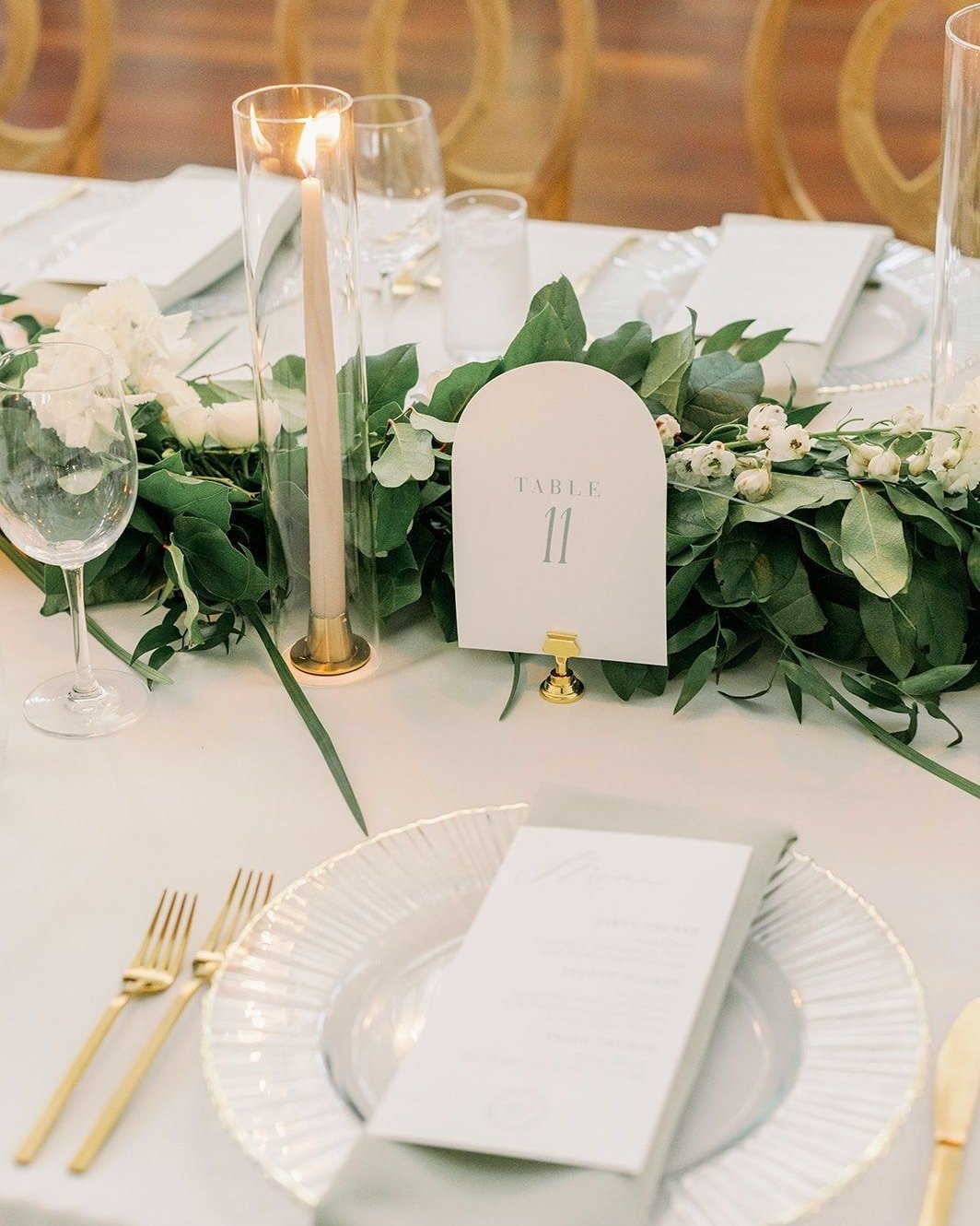 If you're into details (like me), you'll want everything at your wedding to be cohesive down to the table numbers. Every collection has a set of wedding day items. Table numbers can be square, rectangular or arch like you see here!⁣
.⁣
.⁣
.⁣
photos |