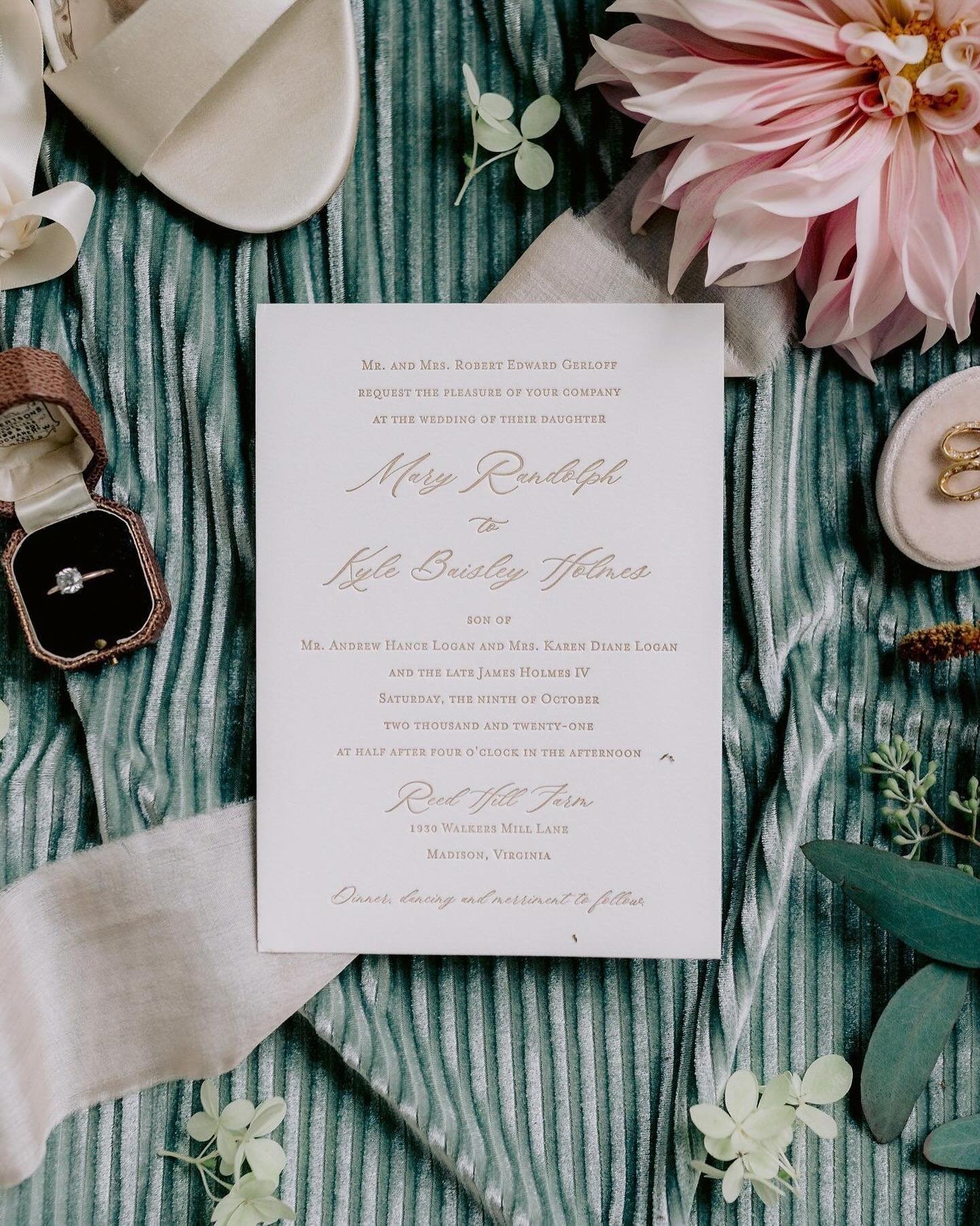 Same collection design (Sloan), styled for two different weddings.
.
.
.
image 1 
photo | @reneejeanphotography
⁣planning | @emeraldevents_bynilsa

image  2 
photo @katirosado⠀⠀⠀⠀⠀⠀⠀⠀⠀
​​​​​​​​planning |@designstudiosouth

#reveriepaperco #karaannean