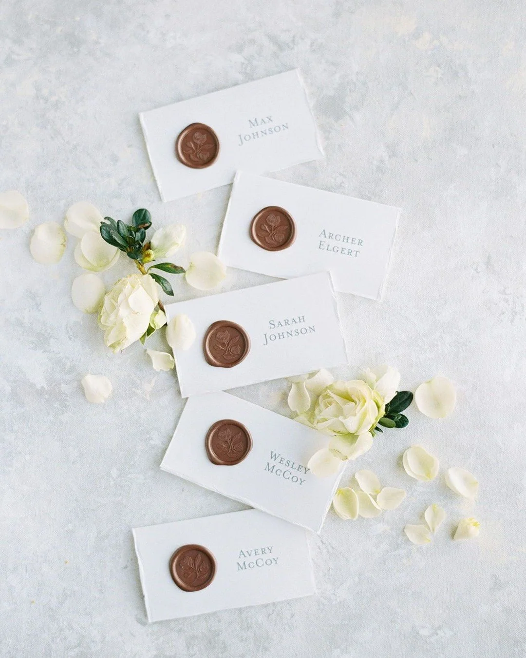 Elegant escort cards adorned with antique copper wax seals bring a touch of timeless sophistication. Perfectly paired with delicate florals, they set the tone for an unforgettable event.⁣⁣
.⁣⁣
.⁣⁣
.⁣⁣
Venue: @northfieldestate⁣⁣
Photographer: @jessica