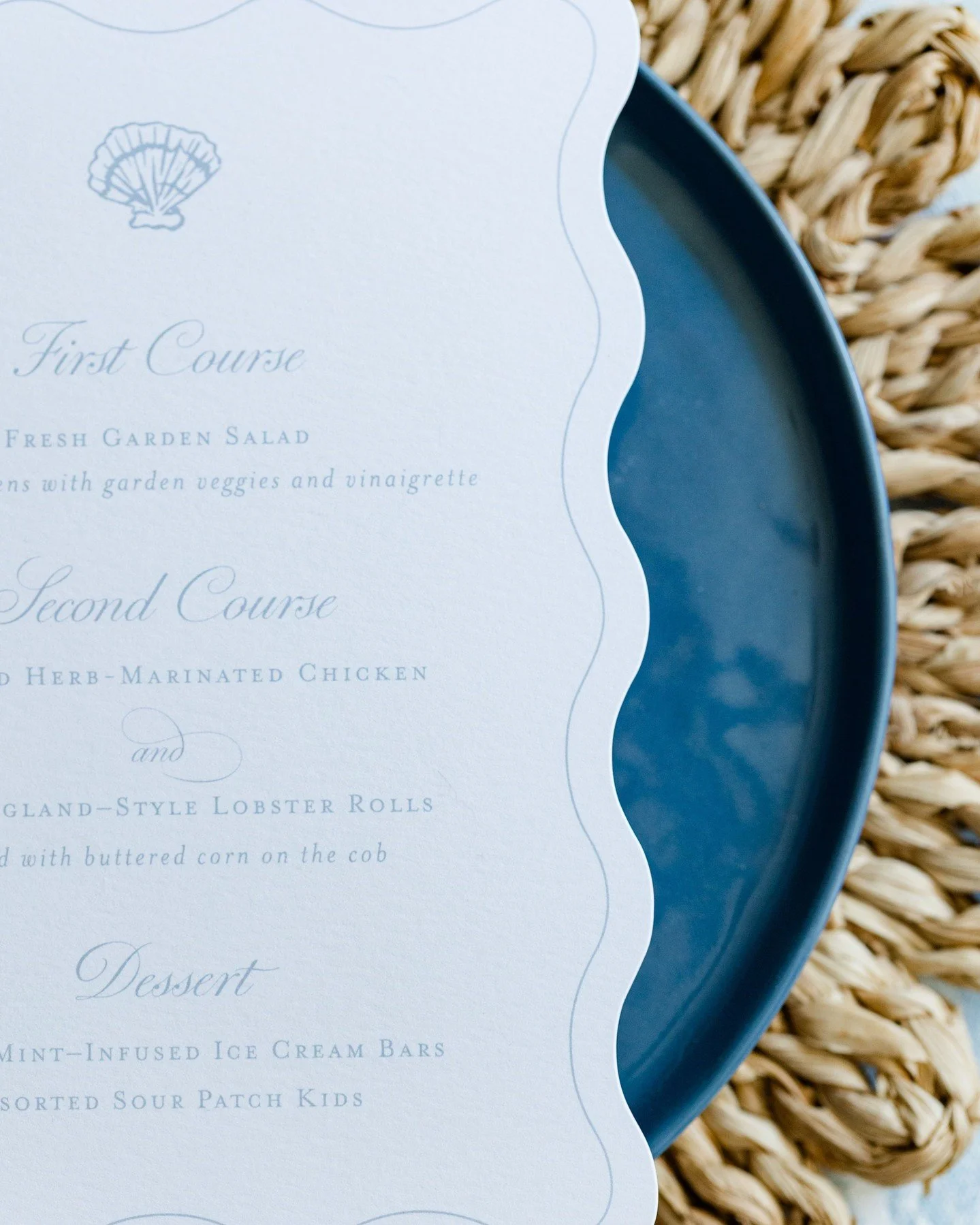 Adding a little wave to your wedding paper 🌊✨ This menu features a wavy edge detail that feels right at home for a coastal celebration.⁣
⁣
But waves aren&rsquo;t the only option&mdash;we also offer double arch, oval, rounded, scallop, wavy oval, and