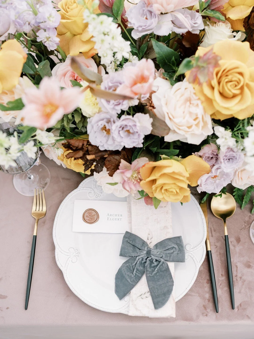 These beautiful place cards, adorned with antique copper wax seals, add a timeless and personal detail to your wedding table. Perfect for making guests feel extra special!⁣
⁣
Venue: @northfieldestate⁣⁣
Photographer: @jessica_lapp⁣⁣
Planner &amp; Desi