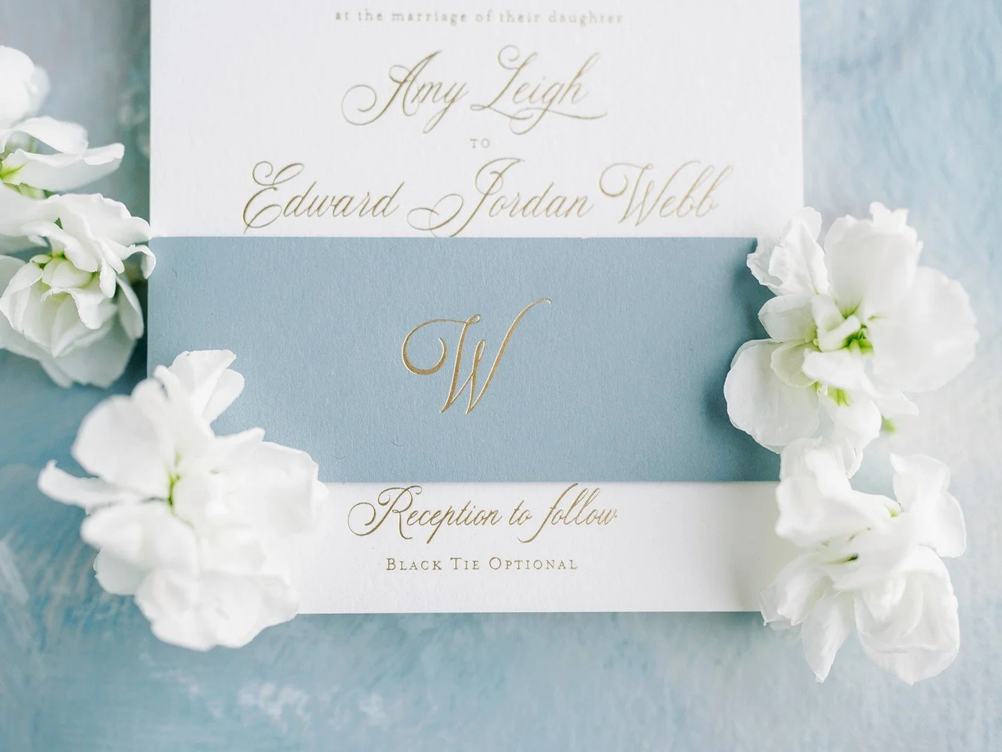 Some details whisper. Others shimmer. ✨

This suite features a custom gold foil stamped belly band &mdash; a simple addition that completely transforms the presentation. Wrapped in soft blue and finished with a delicate monogram, the metallic foil ca