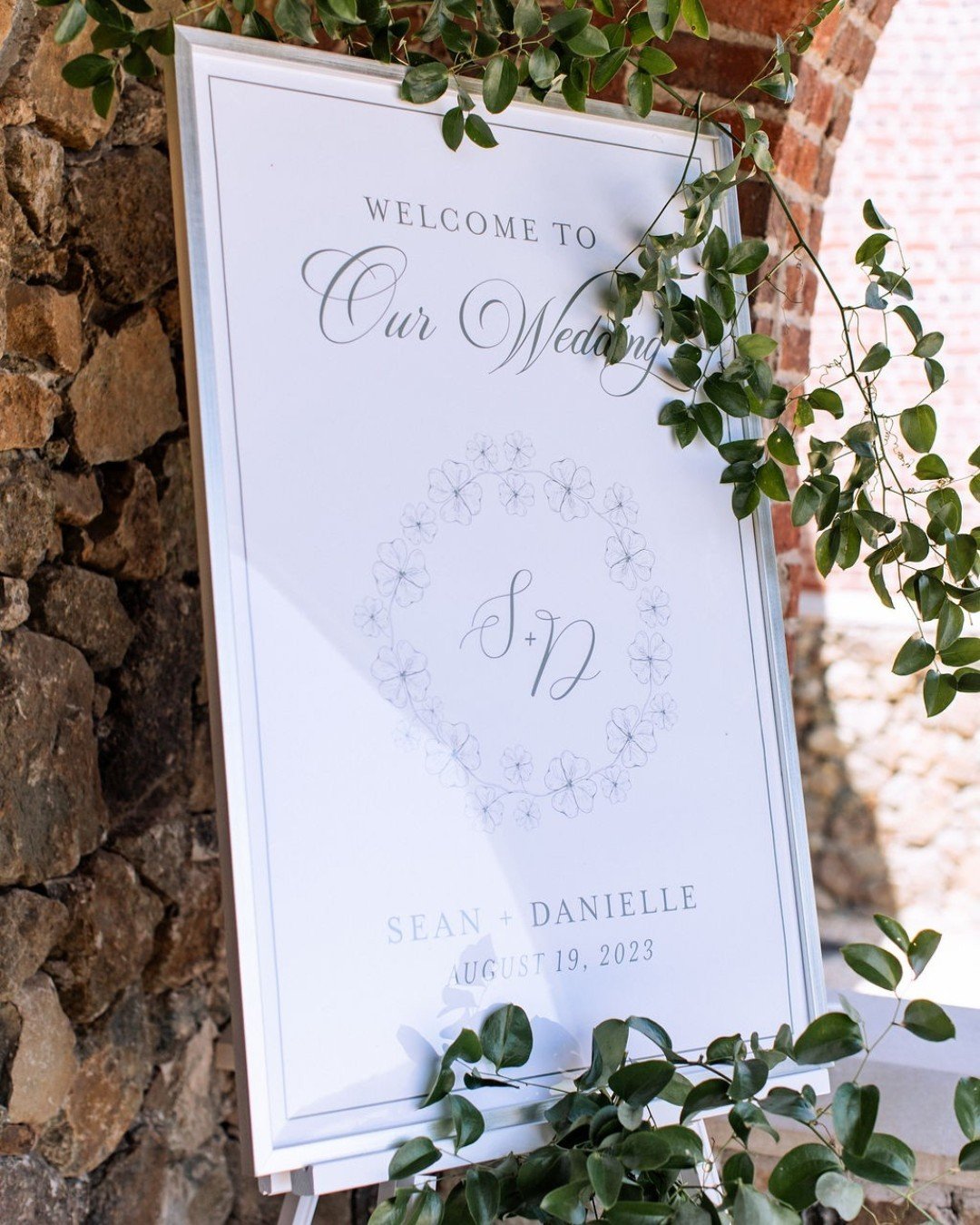 Lucky in love. 🍀

For Sean and Danielle&rsquo;s wedding, we incorporated a subtle nod to their Irish heritage with a custom four-leaf clover wreath illustrated just for their stationery suite. The delicate clovers framed their monogram and carried t