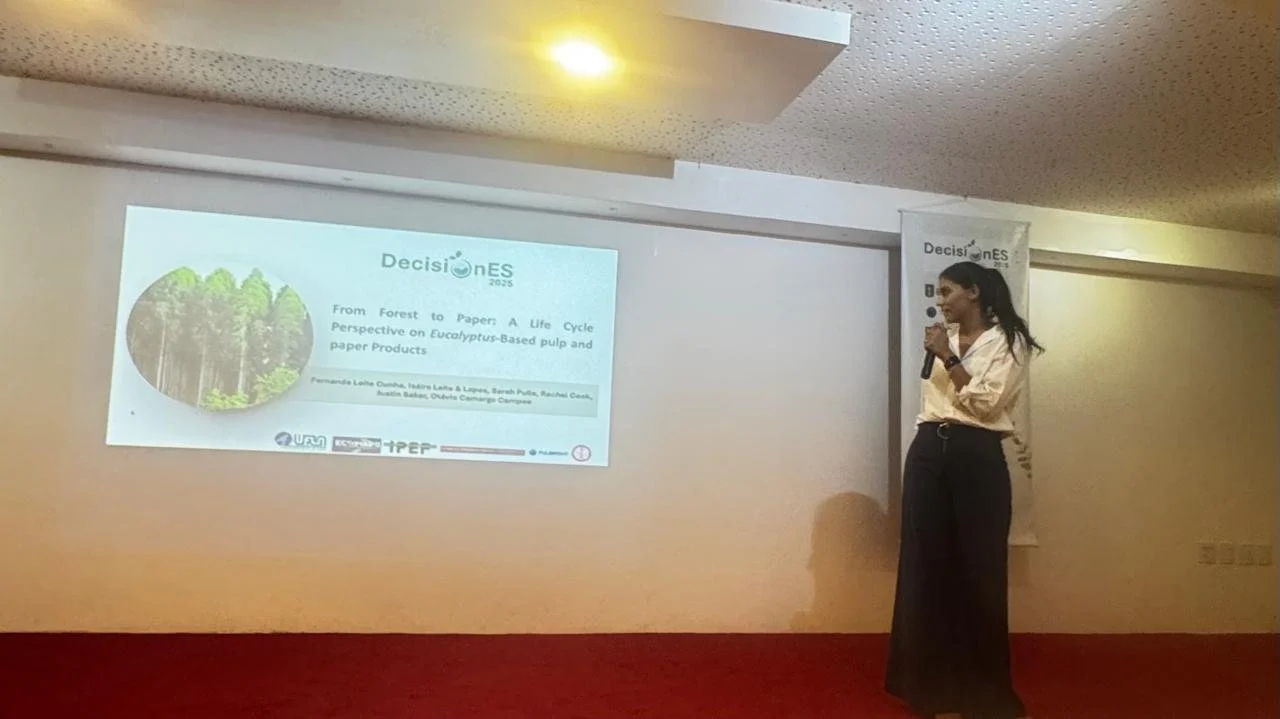 Fernanda Cunha speaking at Symposium on Ecosystem Services, Forest Management and Decision Making (DecisionES 2025)
