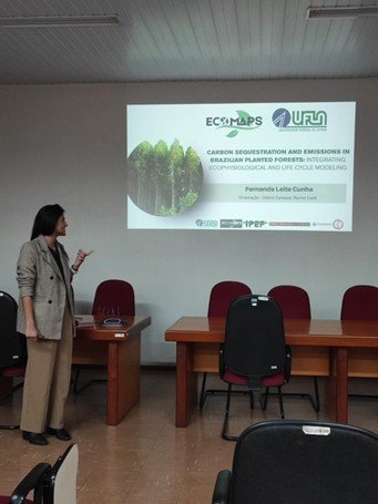 UFLA graduate student Fernanda Leite Cunha defending her Ph.D dissertation.