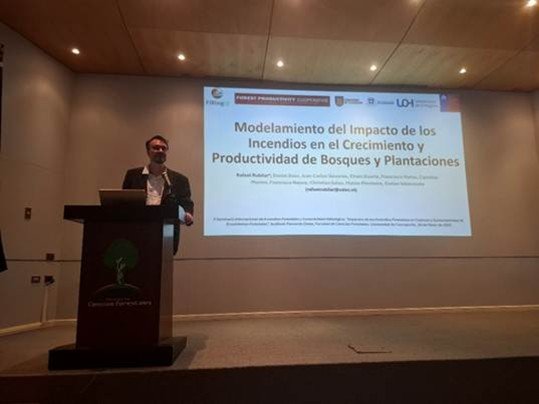 Dr. Rubilar presenting his work at the "Impacts of Wildfires on Watersheds and Sustainability of Forest Ecosystems" seminar.
