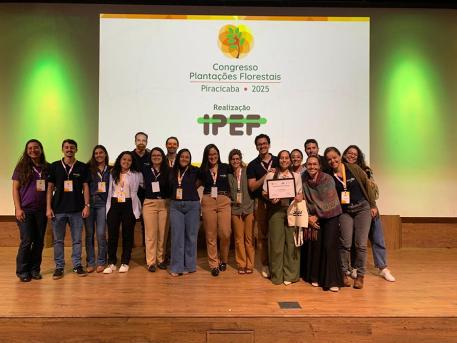 FPC Co-Director Dr. Otávio Campoe and researchers from the EcoMAPS Lab (Ecophysiology and Modeling Applied to Silviculture) receiving the first-place award at the 2025 Forest Plantation Congress.