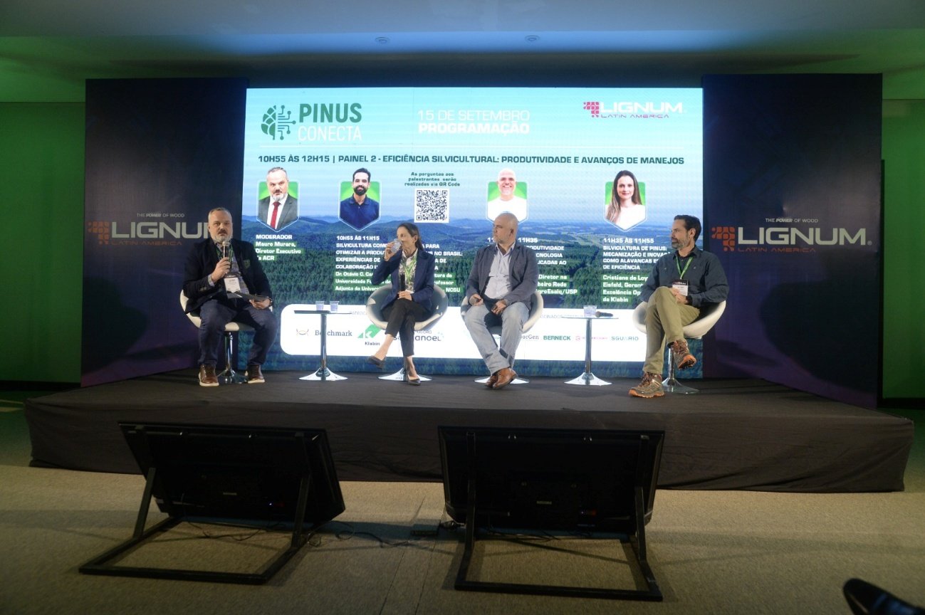 Dr. Campoe at the the 2nd Pinus Conecta, held in Pinhais, Paraná, Brazil