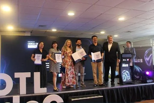 Dr. Rubilar receiving the “Protection of Knowledge and Copyright” award from OTL-UdeC for the MHIDROC3 project, which presented a hydrological model in response to climate change in Chile.