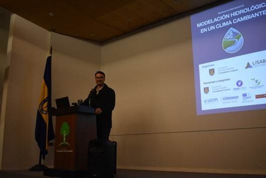 Dr. Rafael Rubilar directing the international seminar "Hydrological Modeling in a Changing Climate."