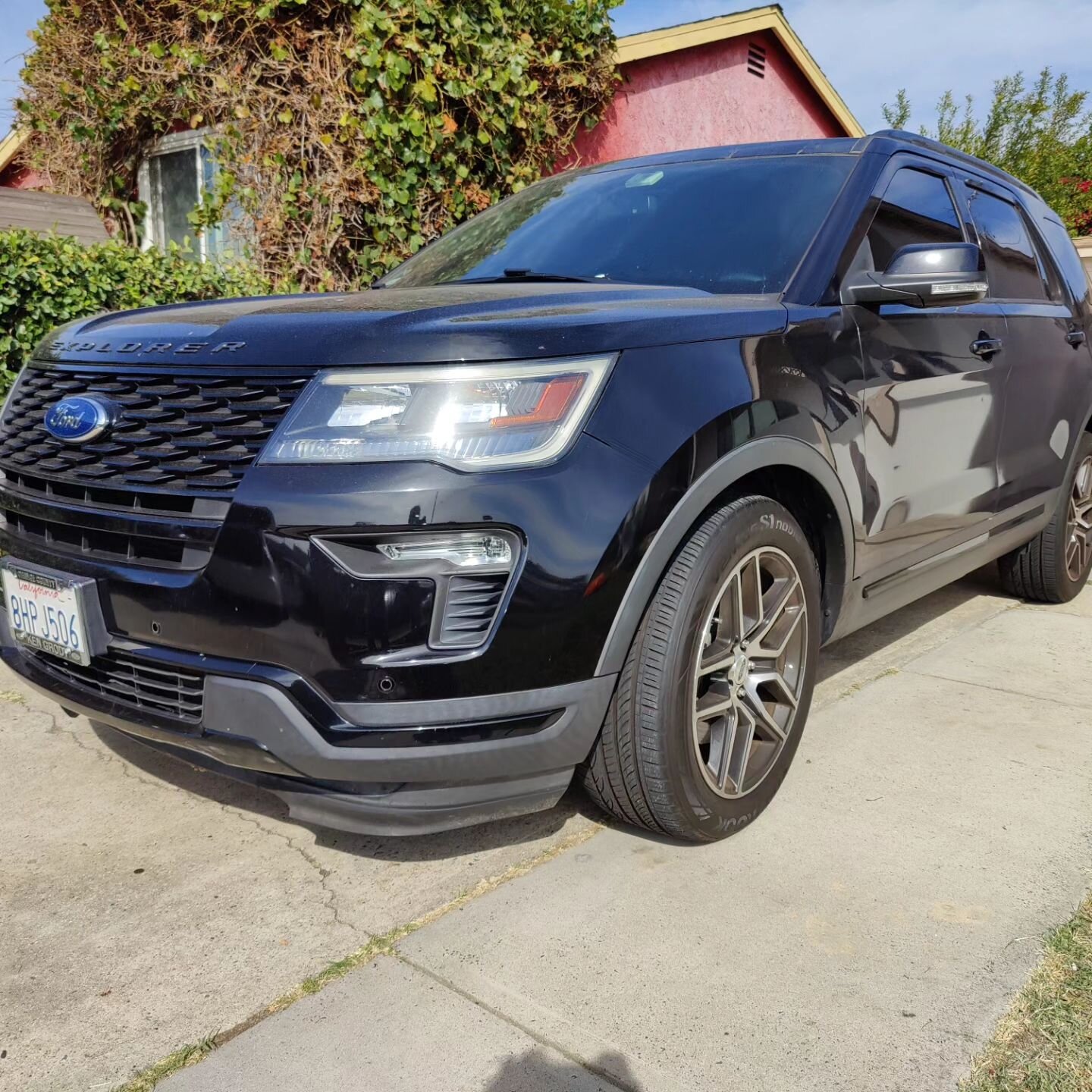 Basic Wash Package + Leather Conditioner on a Ford Explorer SUV. Beautiful before and After! Make sure you book your next wash with Geo's Mobile Auto Detailing whenever you need to get the shine on your vehicle back! Book now! 
.
.
.
.
.
.
.
.
.#deta