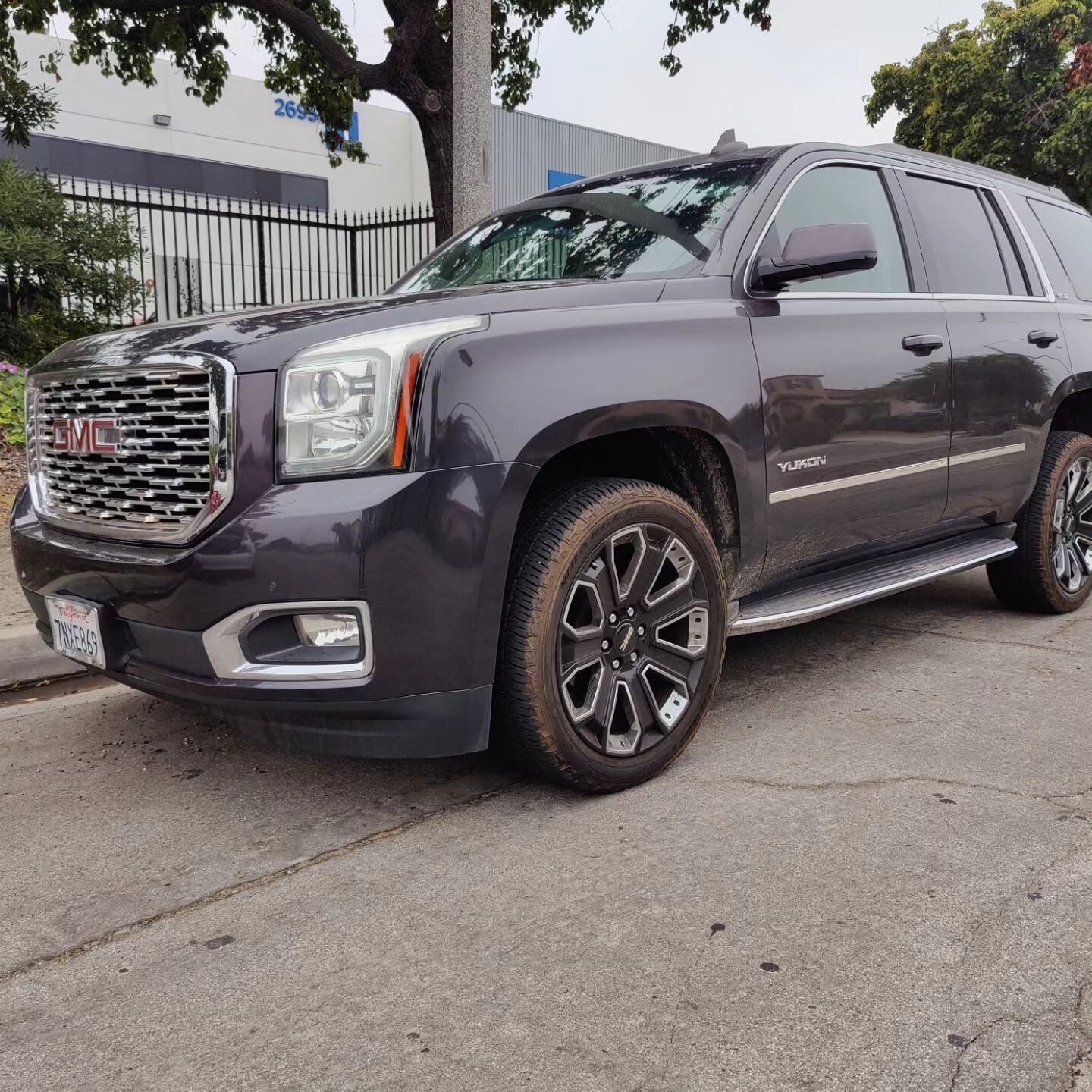 Basic Wash on a Yukon GMC. Completely mobile auto detailing &amp; car wash for your convenience, whether you're at work or you're at home I come to you and give your car the care it deserves. 
.
.
.
.
.
.
.
.
.
#yukon #gmc #detailer #carwash #beforea