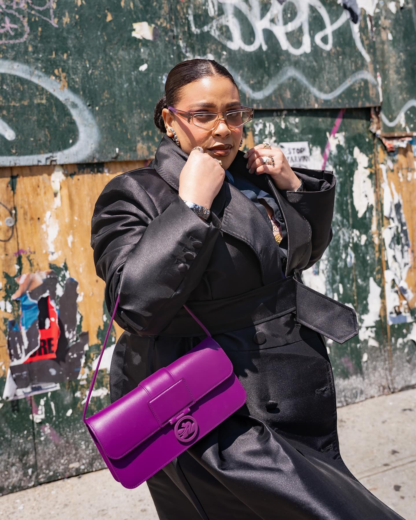 We all need a satin trench @karen_millen ✨
Sunglasses @stellamccartney 
Bag @longchamp 

#longchamp #myKM #karenmillen #tjmaxxfinds #tjmaxx #jcrewstyle #jcrewalways #streetstyle #streetstyleinspo #streetstyleluxe #eastvillage #nycstreetstyle #stylecr