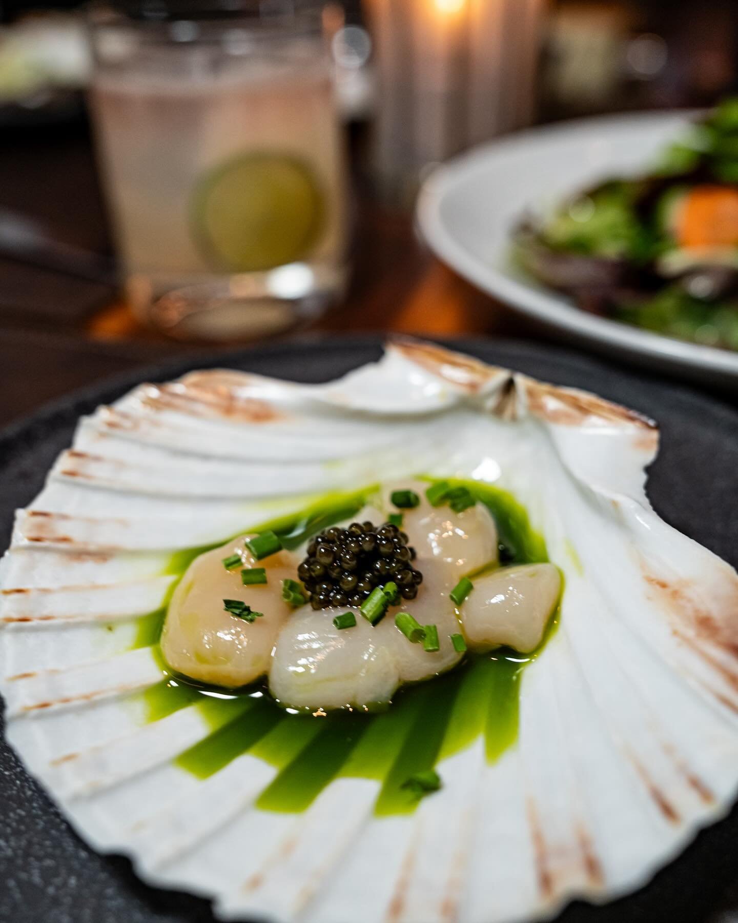 Love a starter @oceananyc ✨

Sea Scallop Crudo 
yuzu, chives, osetra caviar

Oysters Rockefeller 
pernod, parmesan, panko

#oysters #scallops #appertizer #nycfoodie #nyceats #nyceeeeeats #nycrestaurants #nycfinedining #finedining #finedininglovers #s