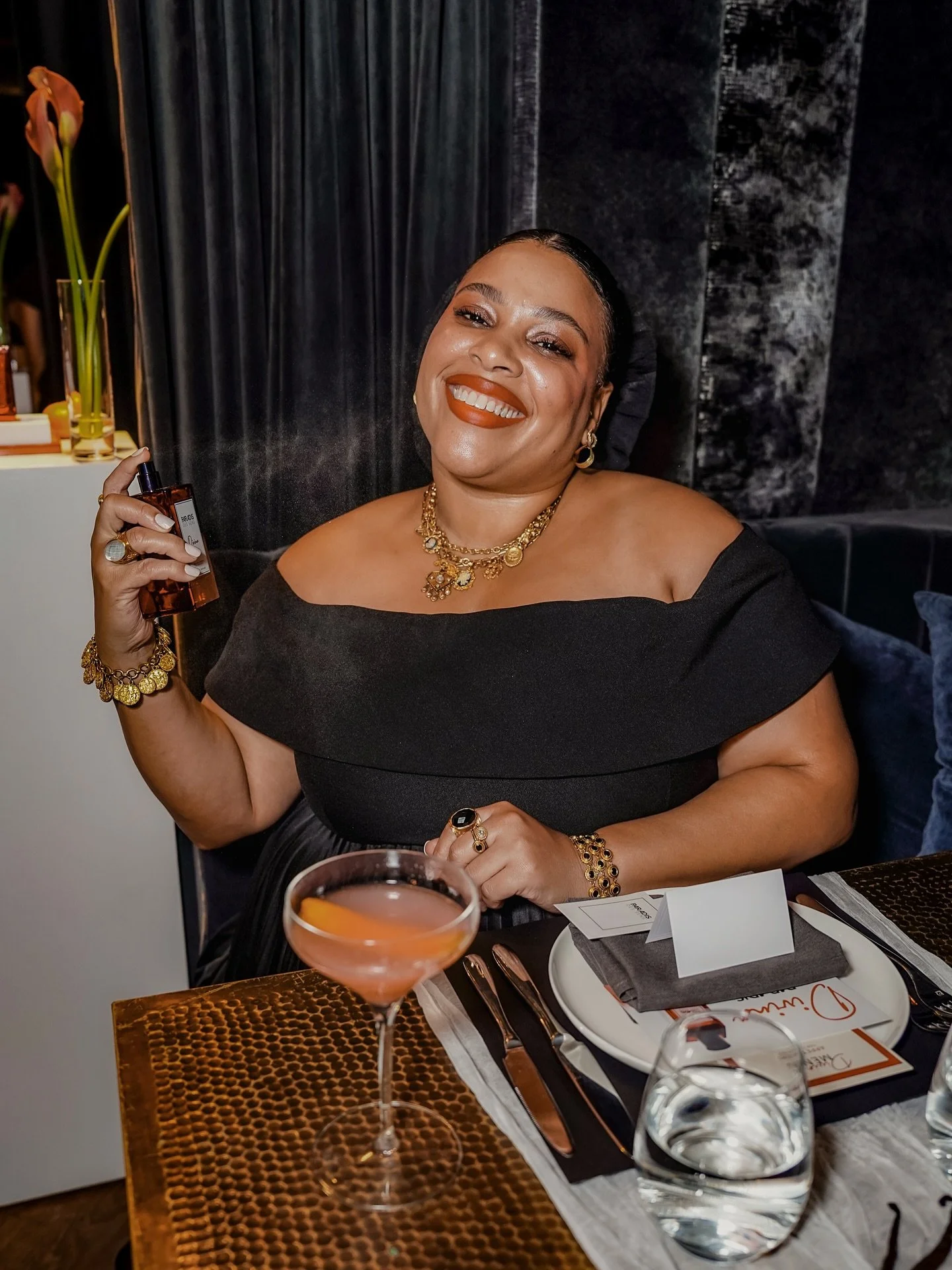 An evening steeped in beauty, we gathered over a candlelit dinner to celebrate the latest launch from @pdsparfums Divina. Bursting first with mandarin and orange, softening into violet and orange blossom, and lingering with bourbon vanilla, tonka, an