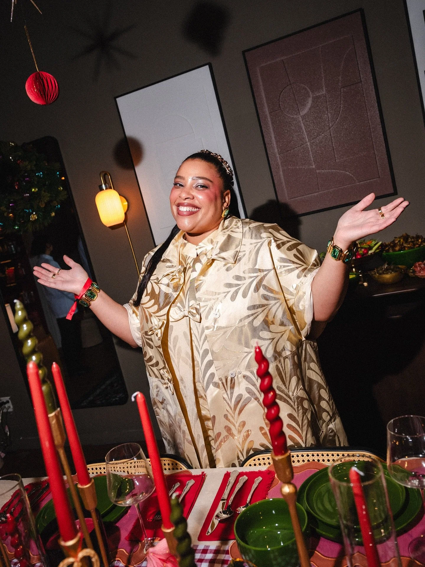 This holiday season, I&rsquo;m officially the hostess with the mostest, thanks to @Amazon . From slipping into the perfect festive look, to wrapping luxe little gifts, to decking out every corner with magical d&eacute;cor, I&rsquo;ve got everything h