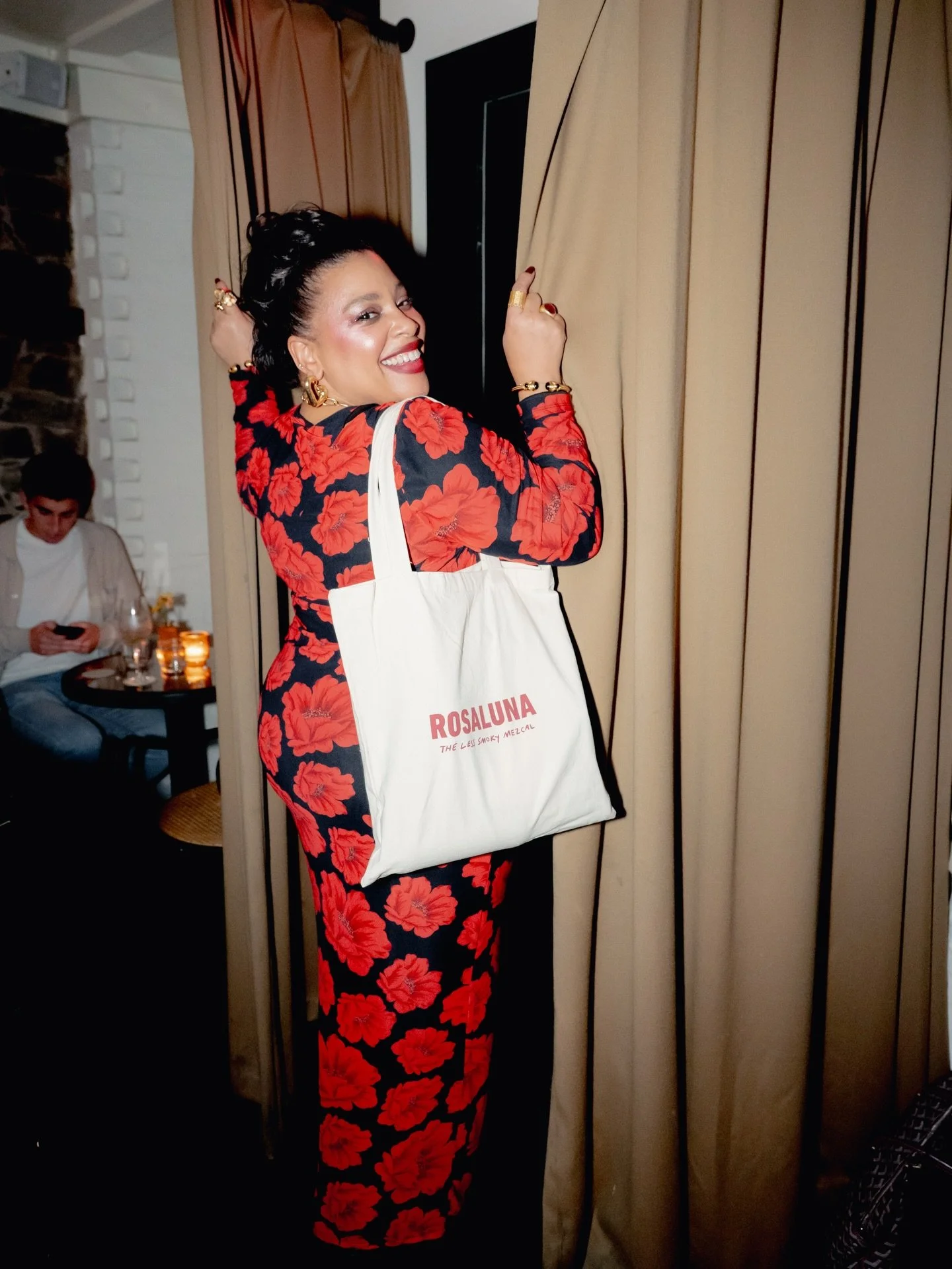 ✨ Perfecto for tonight ✨ stepping out with @rosaluna Mezcal, a beautifully crafted spirit that blends smooth elegance with artisanal soul. Its delicate smokiness, soft citrus lift, and hand-finished refinement make every sip feel intentional and luxu