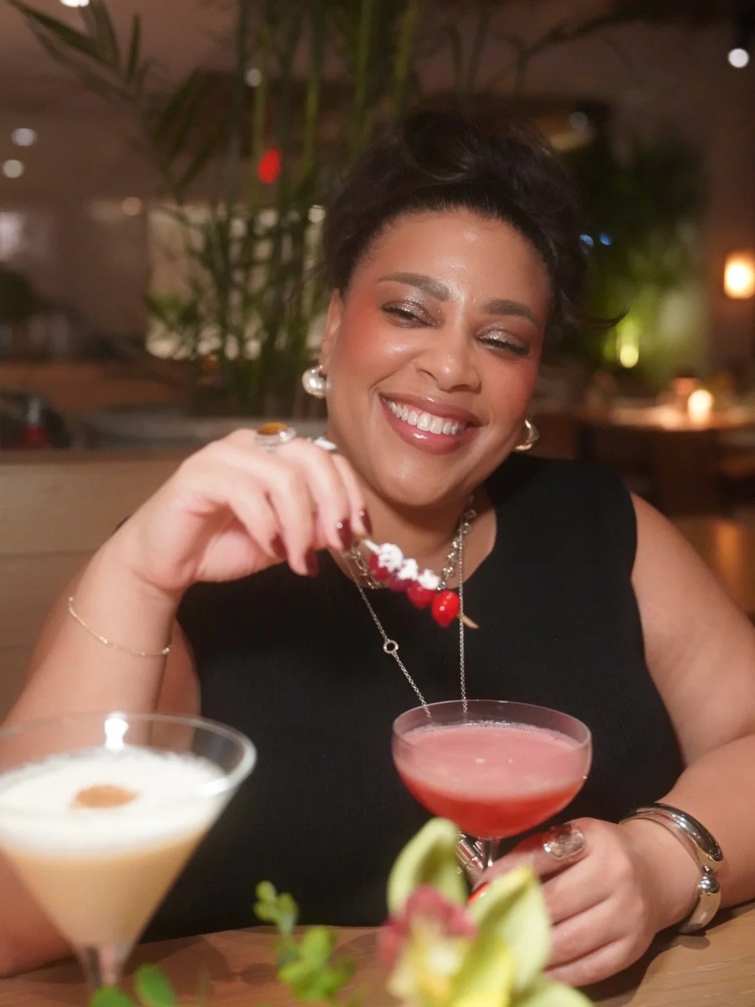 A holiday evening at @tbahama Restaurant NYC, where island ease meets city sparkle. Warm lights, elevated comfort cuisine, handcrafted cocktails, and that unmistakable festive rhythm proof that the best holiday dining moments feel both indulgent and 