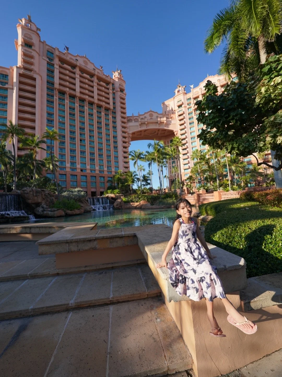 Mornings in The Bahamas arrives softly. Salt in the air, sun warming your shoulders, and each unhurried step feels like a quiet thank-you to the day for beginning so beautifully.

Las ma&ntilde;anas en las Bahamas Keegan suavemente. Sal en el aire, e