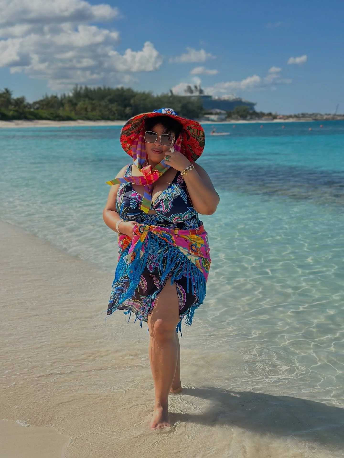 A colorful beach day on Paradise Island, wrapped in warmth, light, and fragrance. Memories linger longer when captured through a scent trail. Today&rsquo;s story, written in @loreworld 

Un d&iacute;a de playa lleno de color en Paradise Island, envue