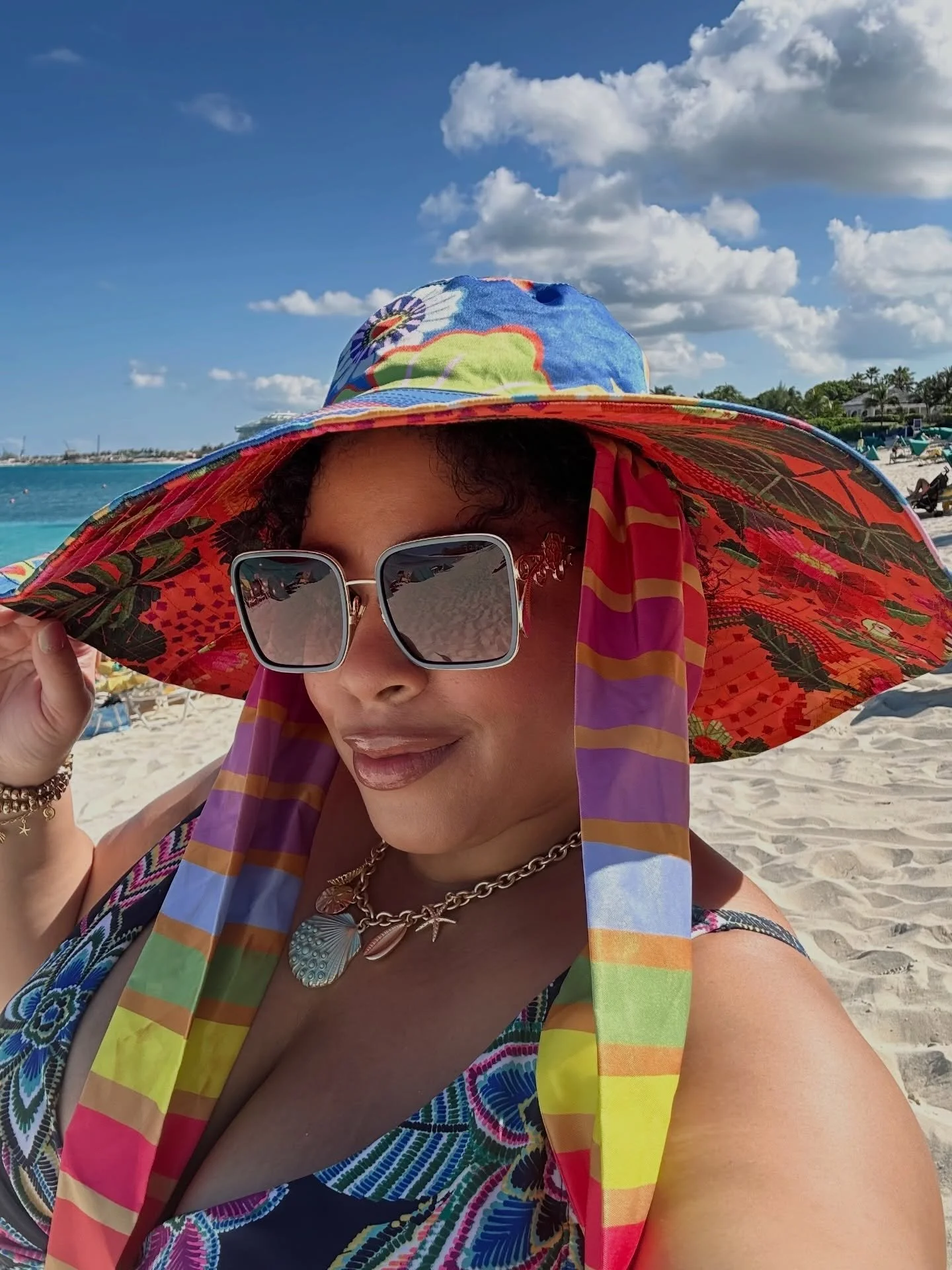 These are the beauty essentials I travel with. Makeup, skincare, body and hair care, and fragrances selected for how they feel, how they wear, and how they turn everyday moments into ritual from sunrise to golden hour.

Estos son los esenciales de be