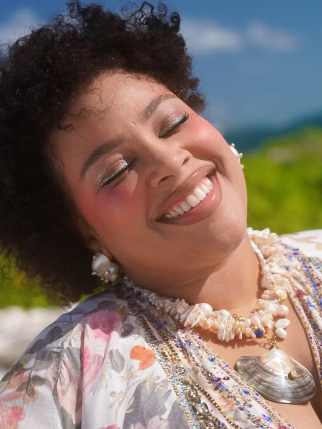 Mermaid makeup for the win 🧜&zwj;♀️ 

⋆. 𐙚 ˚⋆𐙚₊˚⊹♡⋆. 𐙚 ˚⋆˖ ݁𖥔 ݁˖ 𐙚 ˖ ݁𖥔 ݁˖𐙚₊˚⊹♡⋆. 𐙚 ˚⋆𐙚₊˚⊹♡
@clinique High Impact High-Fi Full Volume Mascara
@covergirl Fresh Brow Filler Pomade Pencil
@urbandecaycosmetics Moondust Liquid Glitter Eyeliner 
