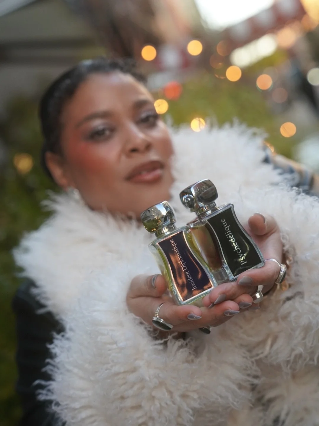 Leave a scent trail that glows in winter air: deep, intoxicating, unforgettable. Not loud, just impossible to ignore. ✨
Wrapped in winter&rsquo;s hush, my trail says everything without a word the smoky spice of Incident Diplomatique meets the amber w