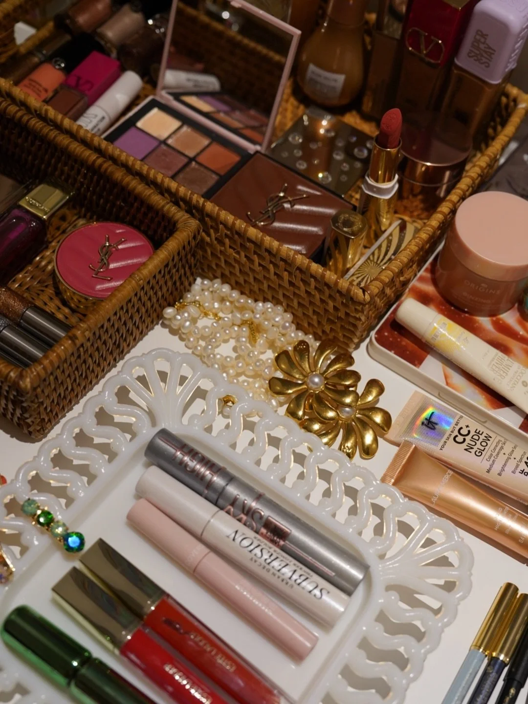 Pretty things, but make it intentional. From everyday makeup favorites to elevated beauty essentials that feel good and wear beautifully.

Cosas bonitas, pero con intenci&oacute;n. Desde favoritos de maquillaje para el d&iacute;a a d&iacute;a hasta e