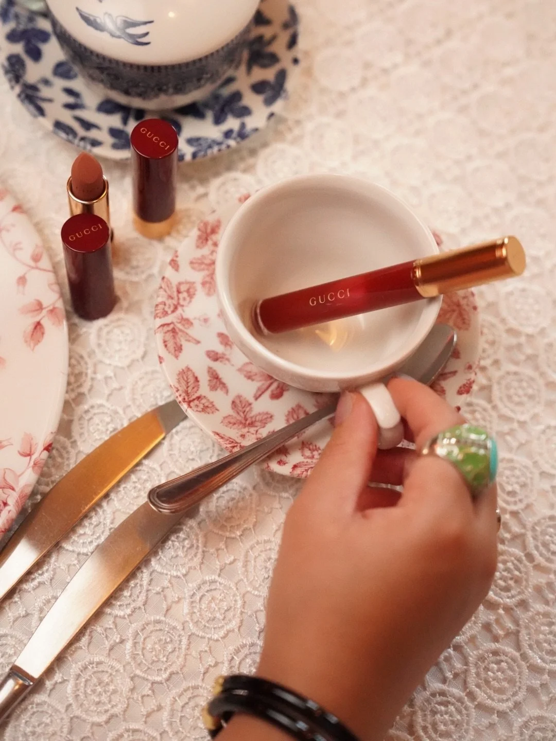 Putting yourself out there, without apology.
Beauty as presence. Courage as posture. Intelligence as aura. And the final touch @GucciBeauty , worn not for attention, but for impact.

You don&rsquo;t leave the house. You arrive.

Ponerte ah&iacute; af