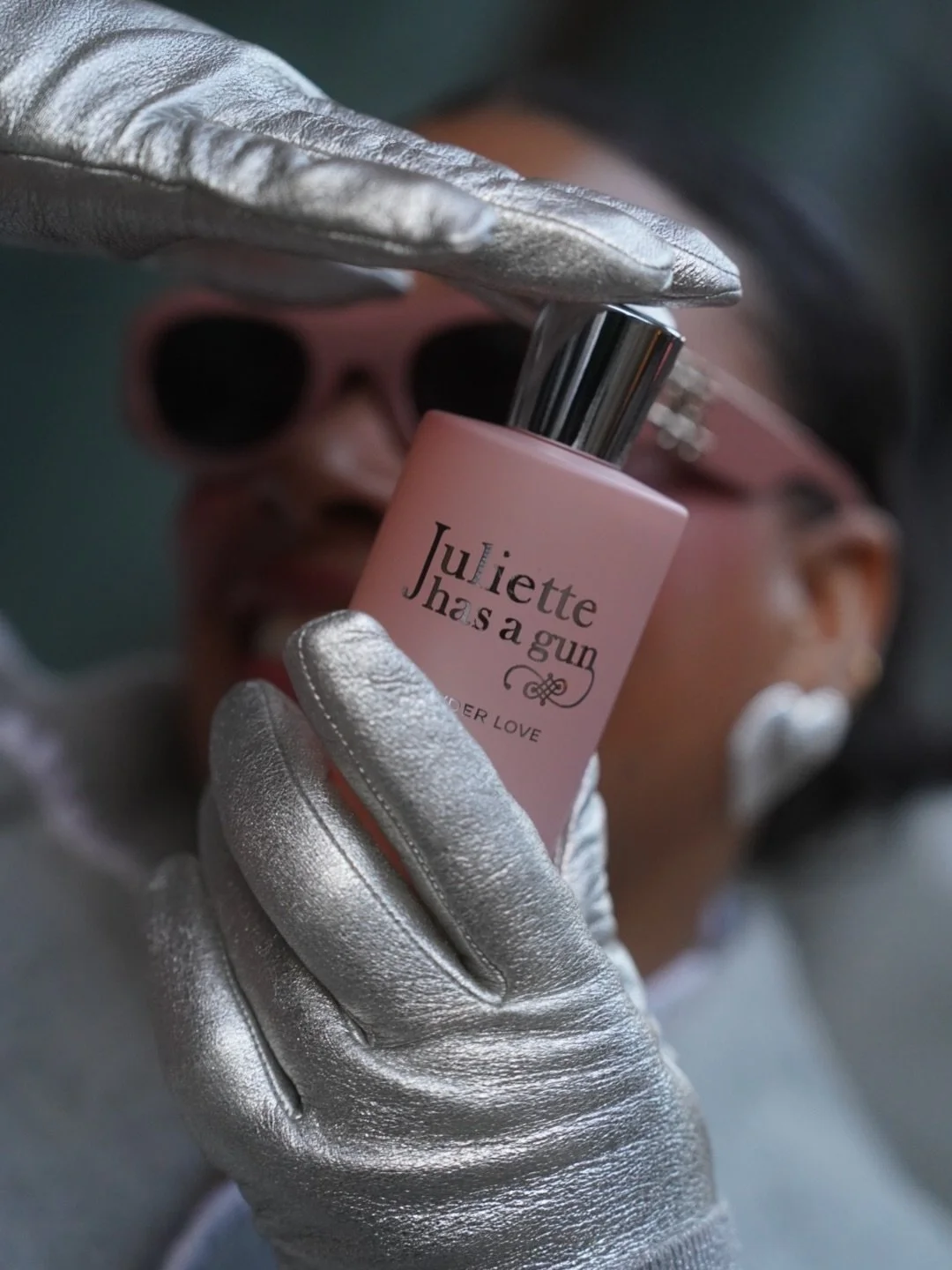 Kicking off February, 𝓽𝓱𝓮 𝓶𝓸𝓷𝓽𝓱 𝓸𝓯 𝓵𝓸𝓿𝓮, wrapped in softness.
Powder Love by @juliettehasagun feels like a gentle embrace sweet, airy, and irresistibly comforting. A modern powdery fragrance that whispers romance, skin warmth, and quiet