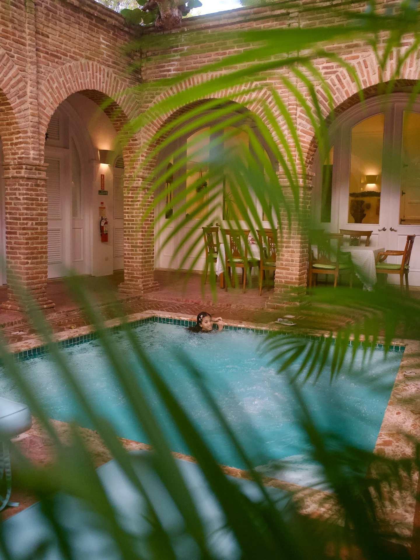 A swim in our private pool, a bubble bath waiting, and a cozy night in after a day full of adventure around the city&hellip; Santo Domingo keeps giving us moments that feel equal parts joy, comfort, and escape. ✨🇩🇴 

Un chapuzon en nuestra piscina 