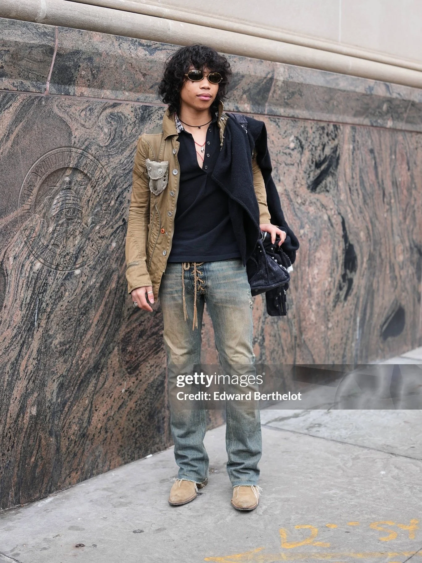 @Alvieri NYFW FW&rsquo;26 street style 📸 @edward.berthelot 

Top @burberry 
Bag @balenciaga bag charm @nike 
Boots @amiri 
Sunglasses @rayban 

#mensfashion #streetwear #nycstreetphotography #nycstreetstyle #mensstyle