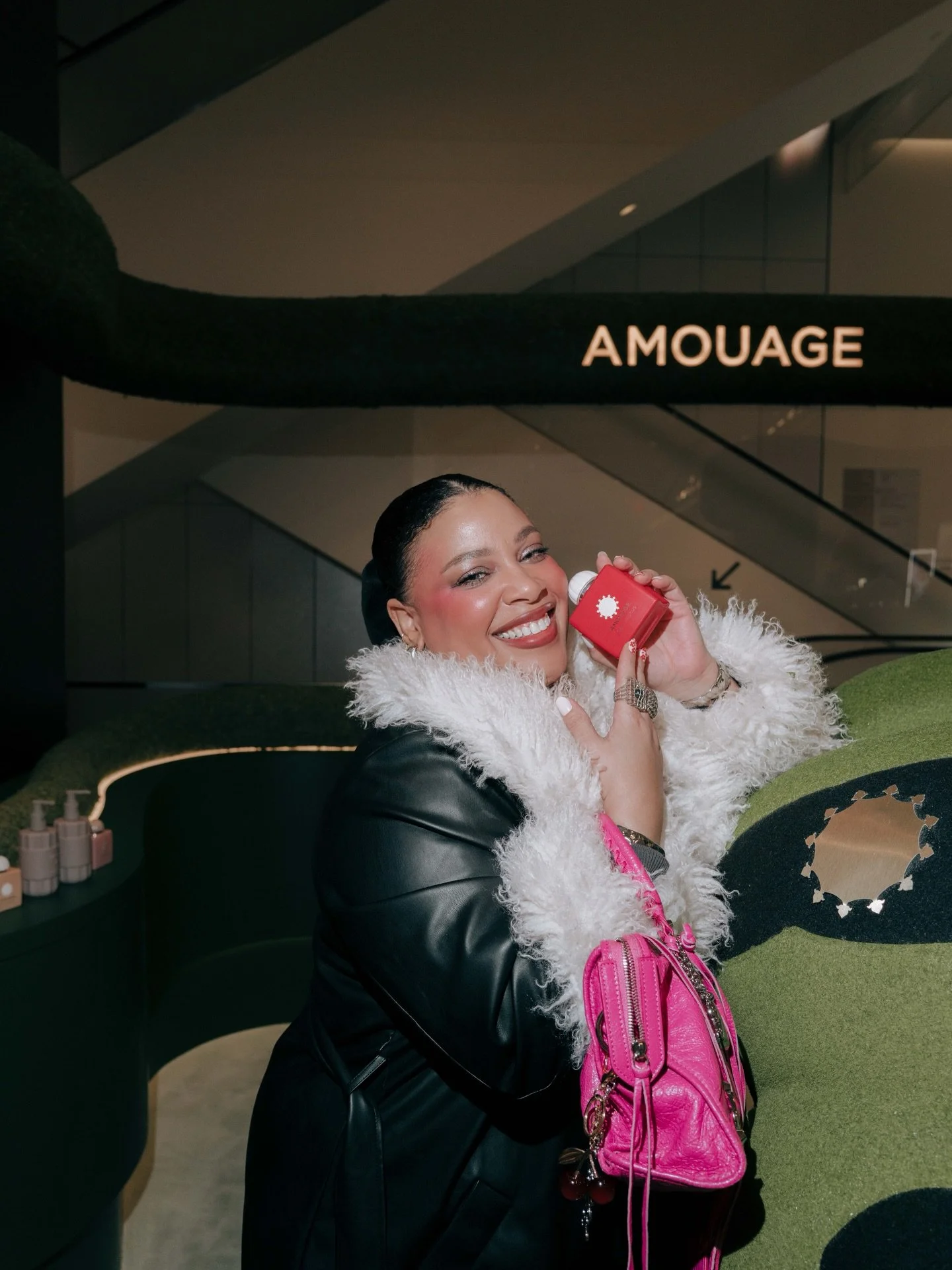 Love Hibiscus by @amouageofficial is a radiant expression of floral indulgence luminous, addictive, and softly unforgettable. 🌺✨

It opens with a vibrant blend of salted caramel, passion fruit, and bergamot, melting into a refined heart of hibiscus,