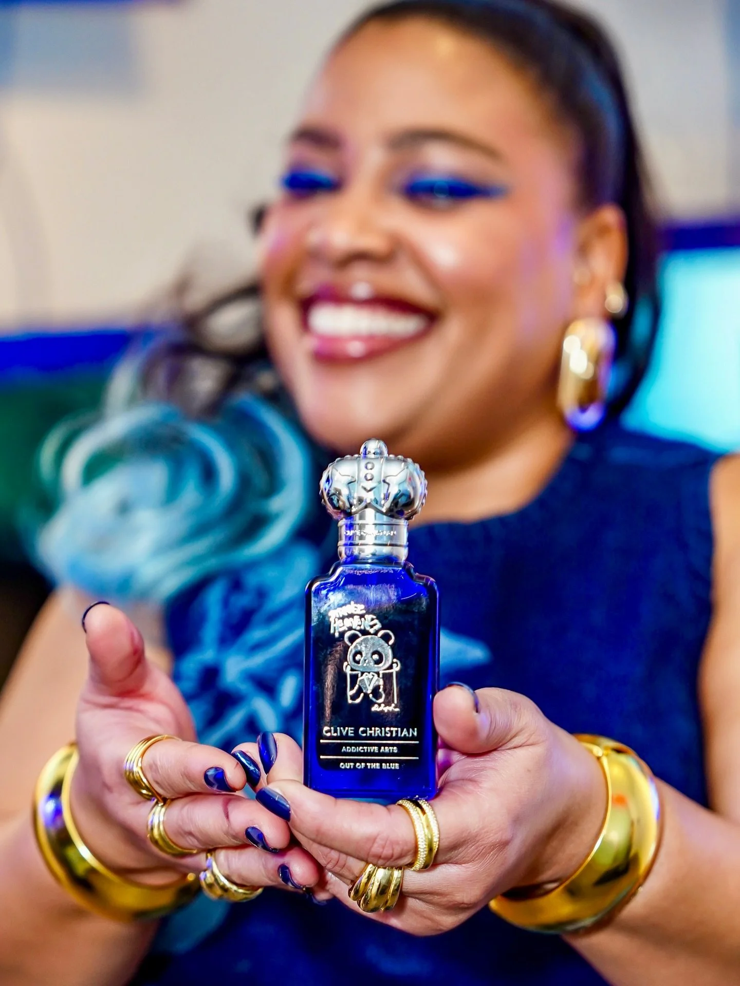 An encounter between scent and canvas🩵 
Strange Heavens Out Of The Blue by @clivechristianperfume unfolds like a nocturnal composition, where indulgence meets abstraction.

This is not quiet luxury.
This is emotive luxury! 
A scent that feels lived 