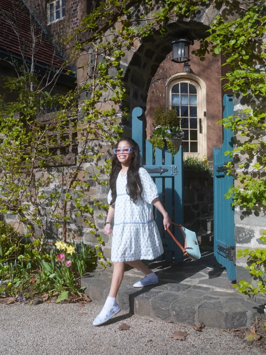 @bisbykids soft dress➕@the7virtues LotusPear 🟰
perfect day 🌸🍐 and just letting spring do its thing ☀️✨

The dress =  soft, flowy, twirl-worthy 🌸visual softness + movement
The fragrance juicy pear + airy lotus + clean skin finish 🍐 = clean, fresh