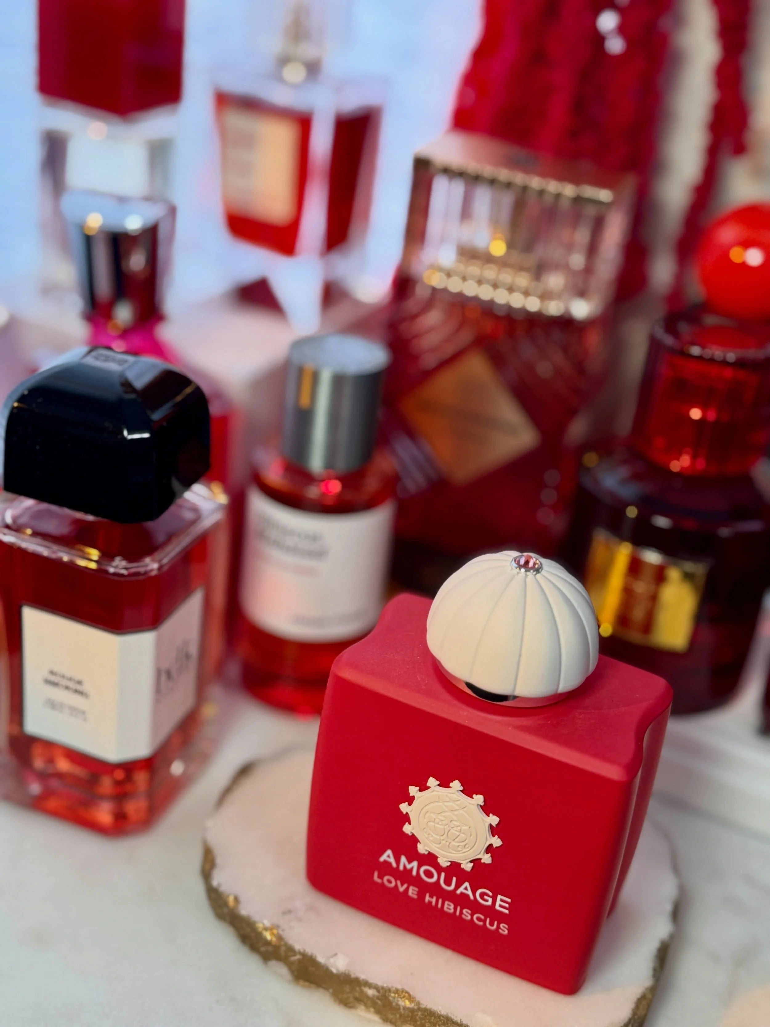 In fragrance language, red rarely whispers.

It tends to signify a perfume that is:
bold, emotional, sensual, warm, luxurious, provocative, celebratory, or unapologetically expressive.

A red fragrance story often feels like:

velvet lipstick, crimso