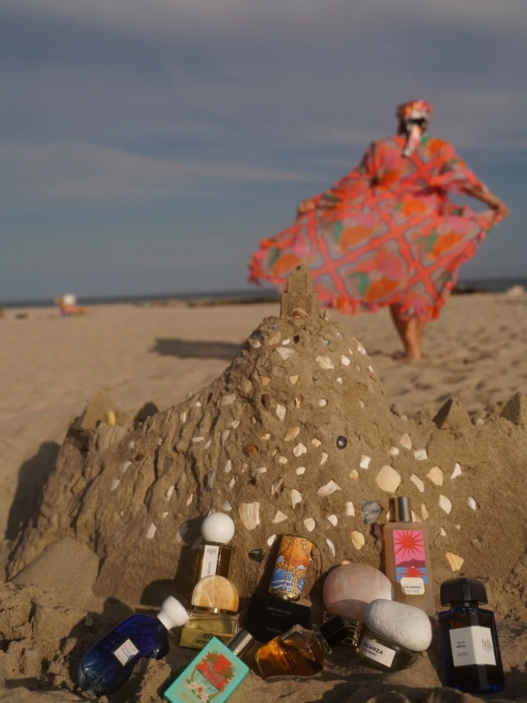 Beach days forever in my mind. 🌊☀️

And somehow fragrance remembers them just as vividly as I do.

This summer my perfume wardrobe smelled like salt water, warm skin, neroli, coconut, green mango, vanilla, sunscreen, sparkling citrus and flowers hea